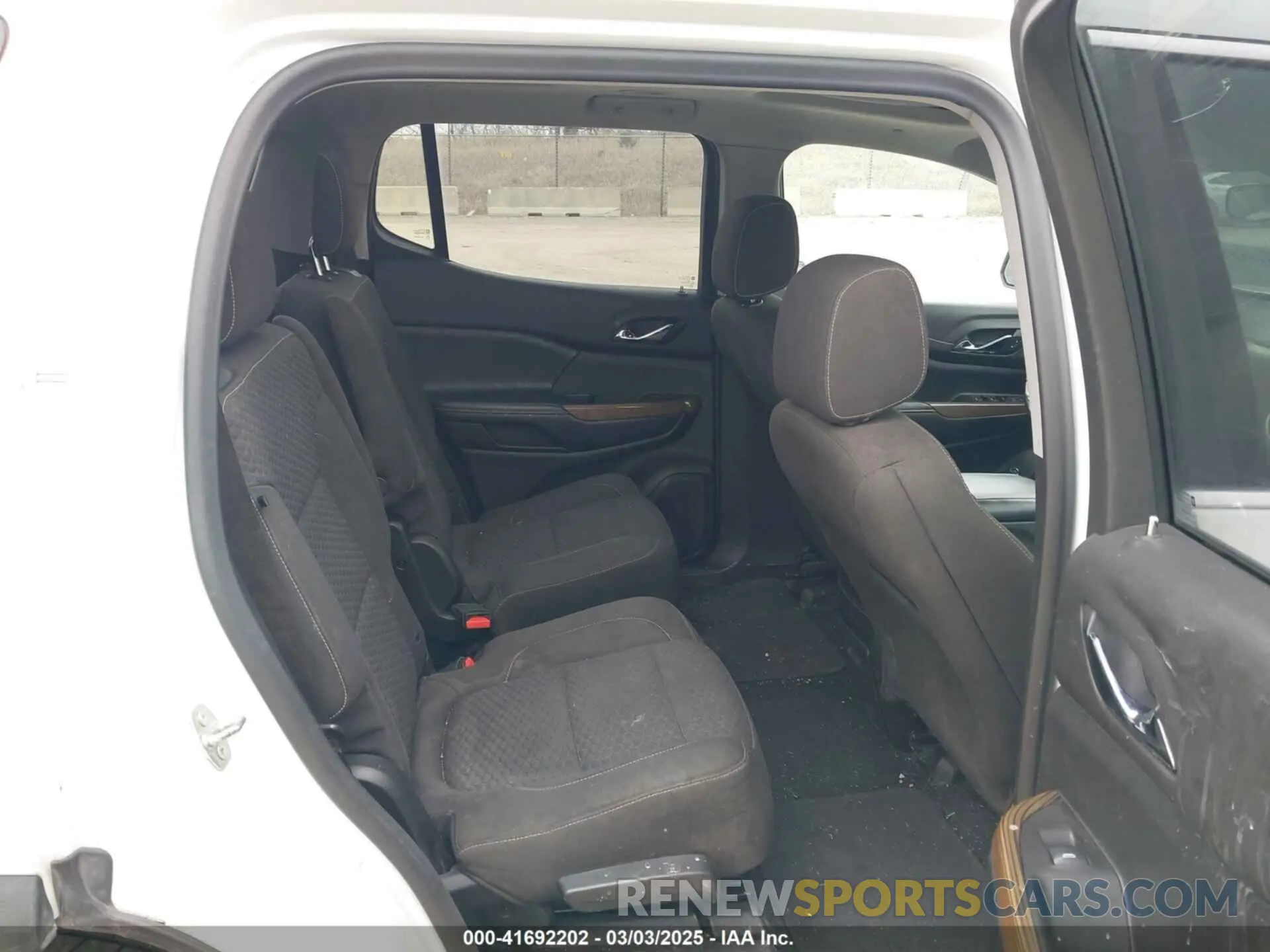 8 Photograph of a damaged car 1GKKNSLS9KZ174512 GMC ACADIA 2019