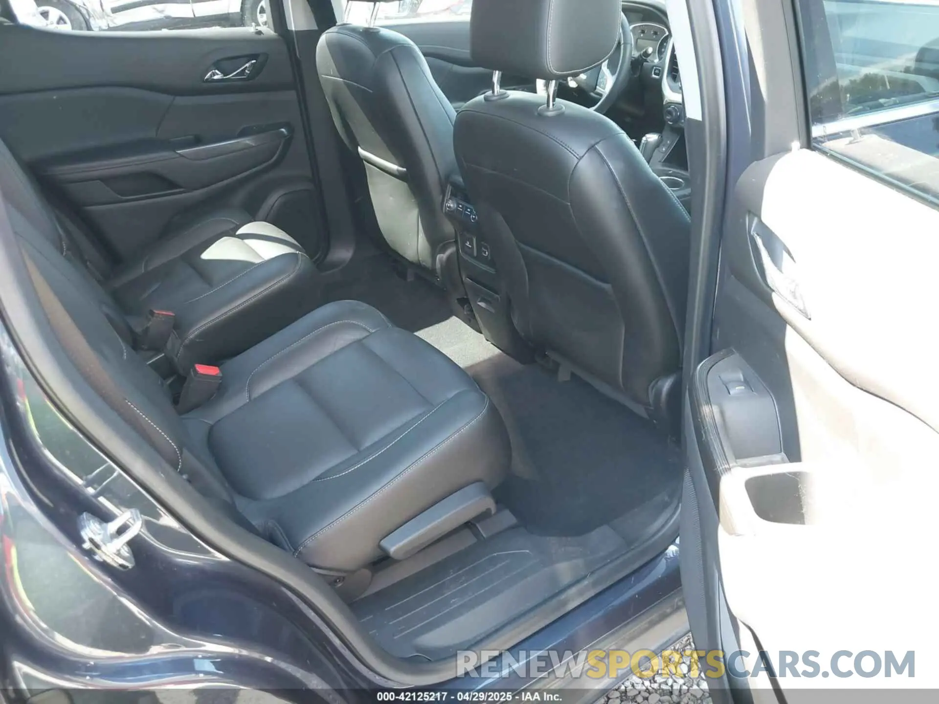 8 Photograph of a damaged car 1GKKNULS2KZ263222 GMC ACADIA 2019
