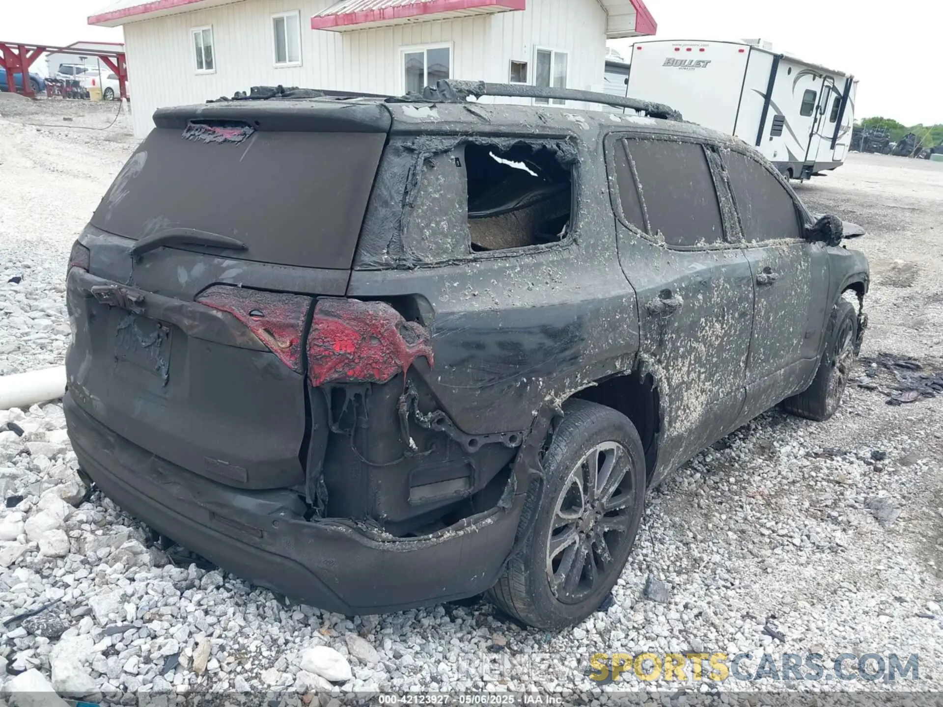 4 Photograph of a damaged car 1GKKNVLS6KZ158317 GMC ACADIA 2019