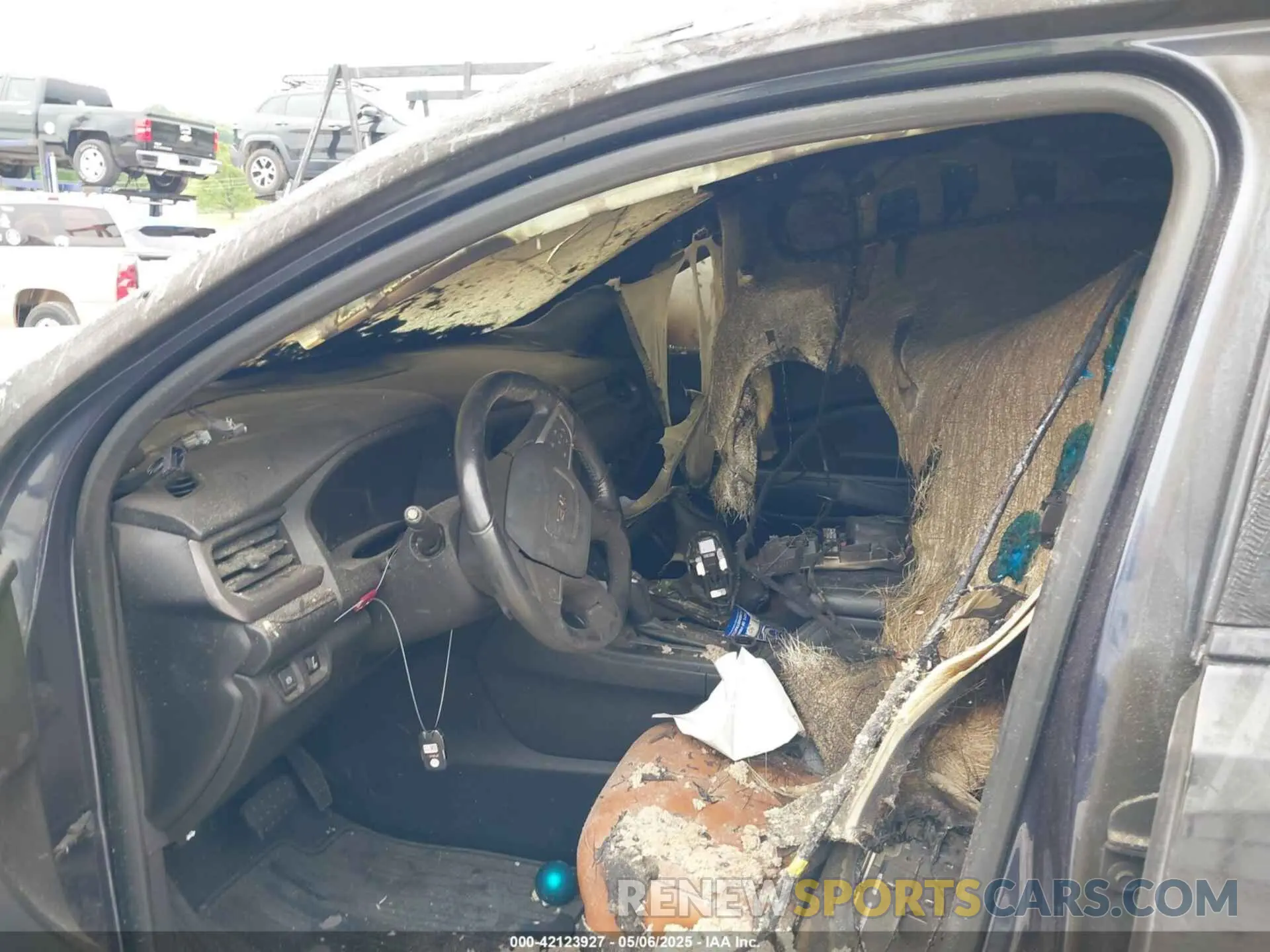 5 Photograph of a damaged car 1GKKNVLS6KZ158317 GMC ACADIA 2019