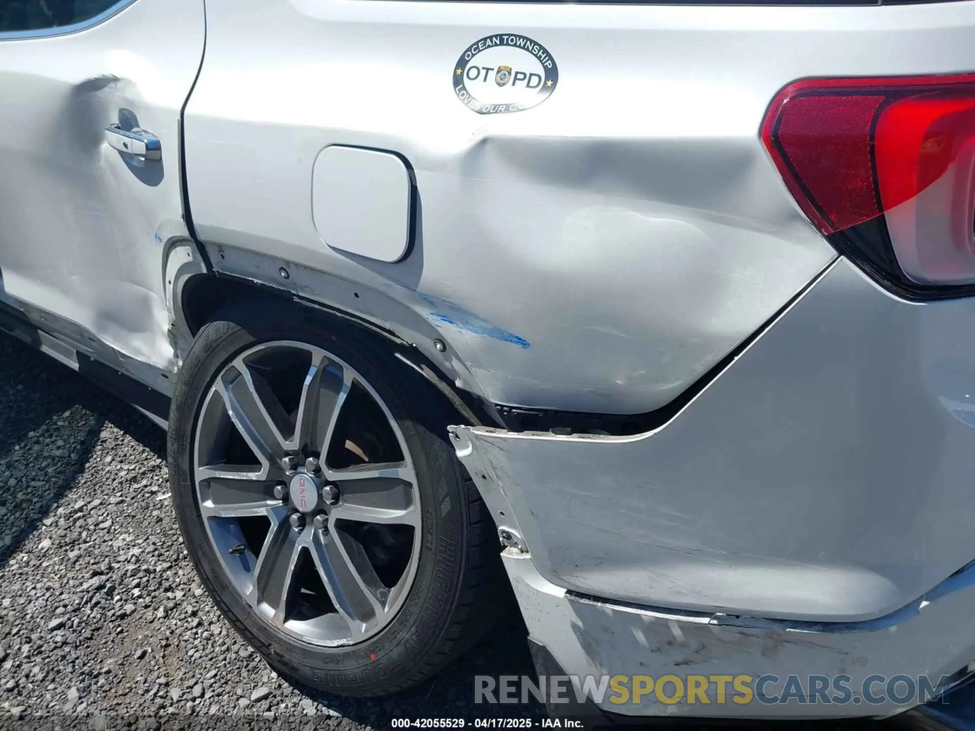 6 Photograph of a damaged car 1GKKNXLS4KZ114232 GMC ACADIA 2019