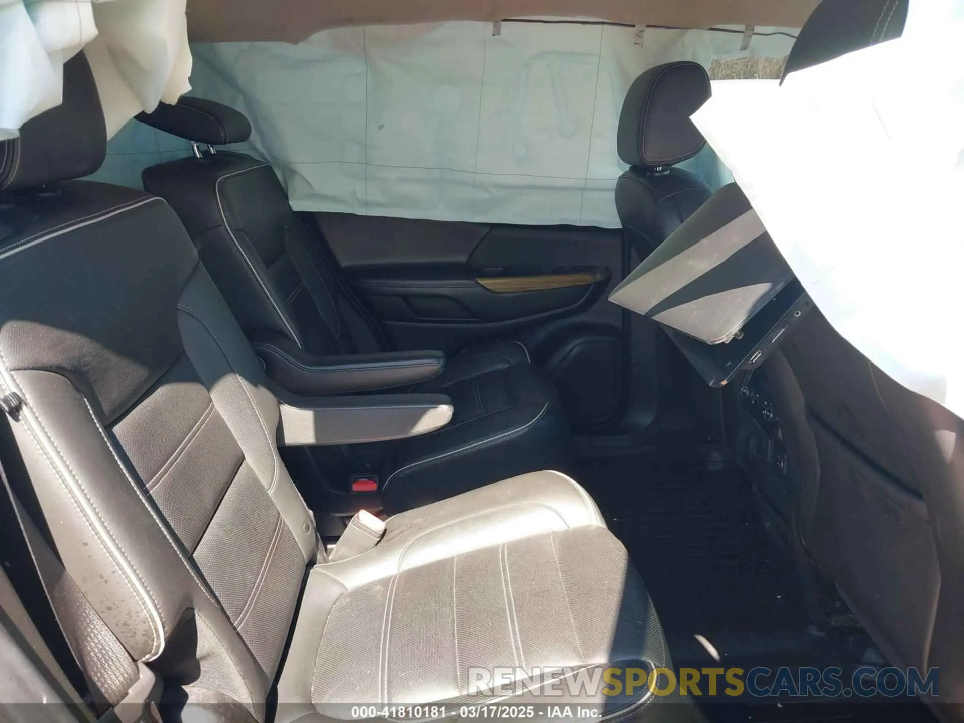 8 Photograph of a damaged car 1GKKNXLS6KZ194861 GMC ACADIA 2019
