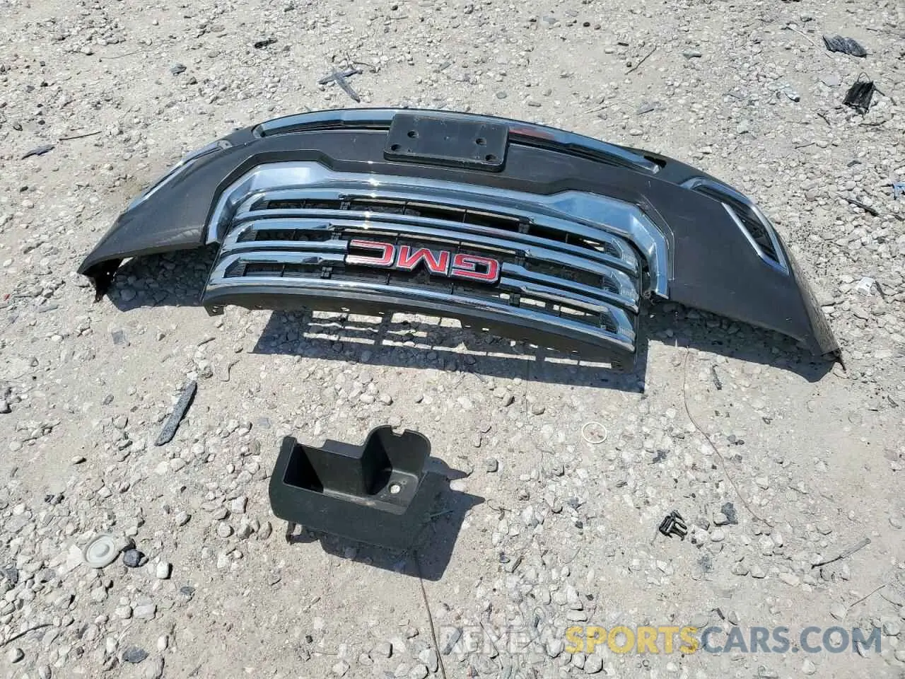 13 Photograph of a damaged car 1GKKNKLA1LZ132604 GMC ACADIA 2020