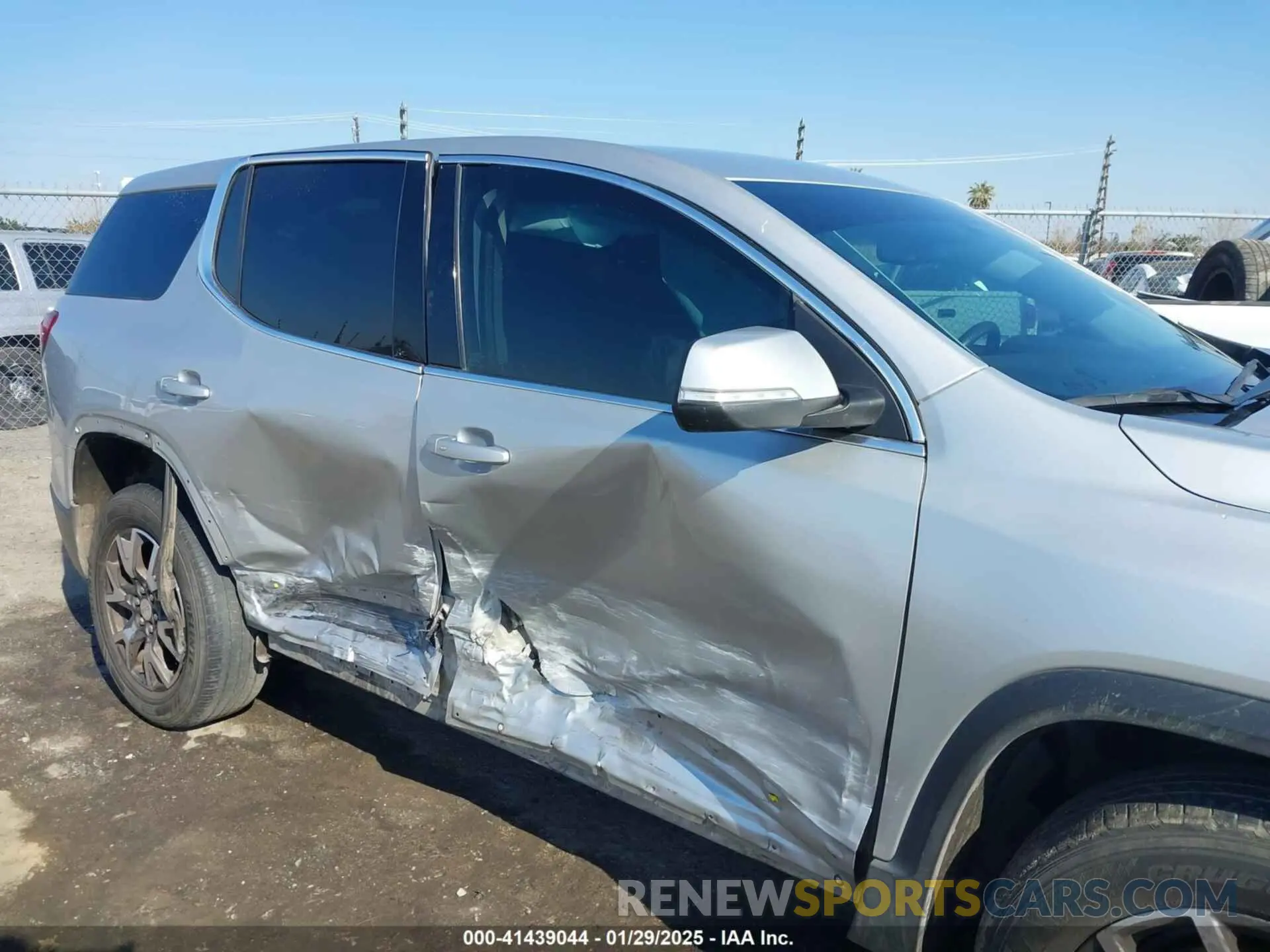 6 Photograph of a damaged car 1GKKNKLA2LZ198417 GMC ACADIA 2020