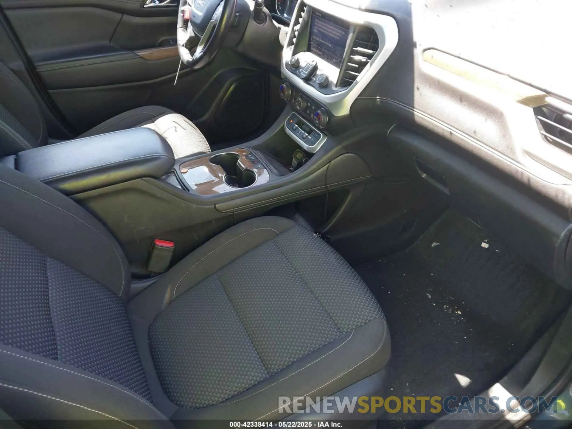 5 Photograph of a damaged car 1GKKNKLA6LZ174220 GMC ACADIA 2020