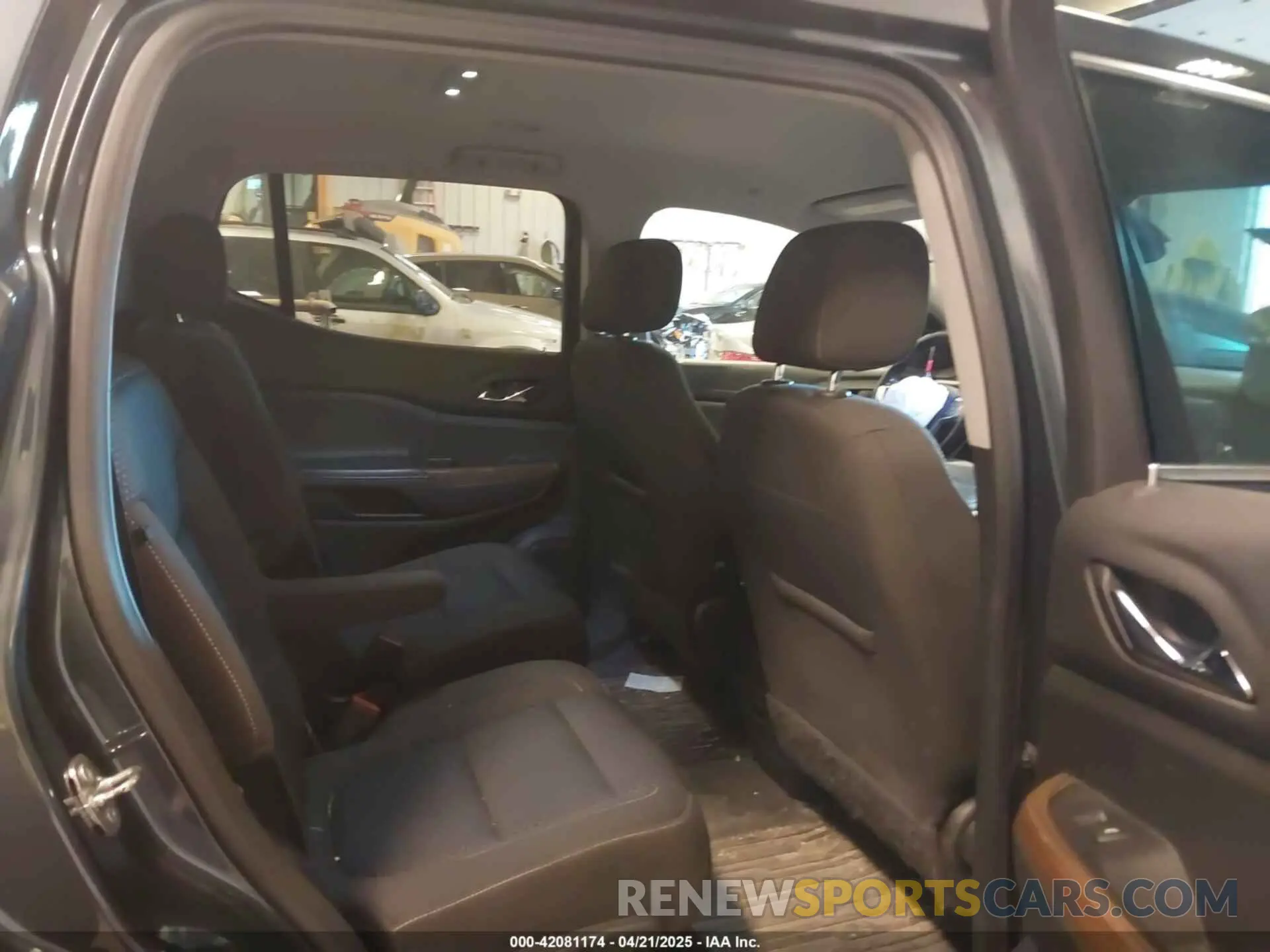 8 Photograph of a damaged car 1GKKNKLS2LZ109910 GMC ACADIA 2020