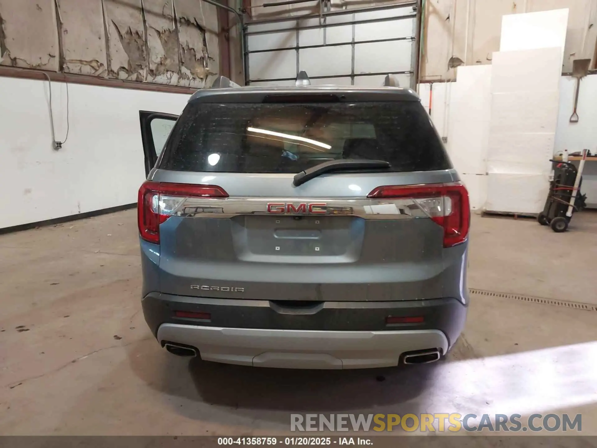 17 Photograph of a damaged car 1GKKNKLSXLZ201556 GMC ACADIA 2020