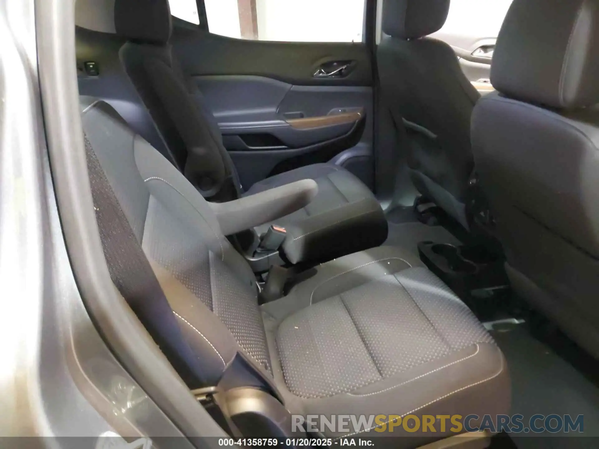 8 Photograph of a damaged car 1GKKNKLSXLZ201556 GMC ACADIA 2020