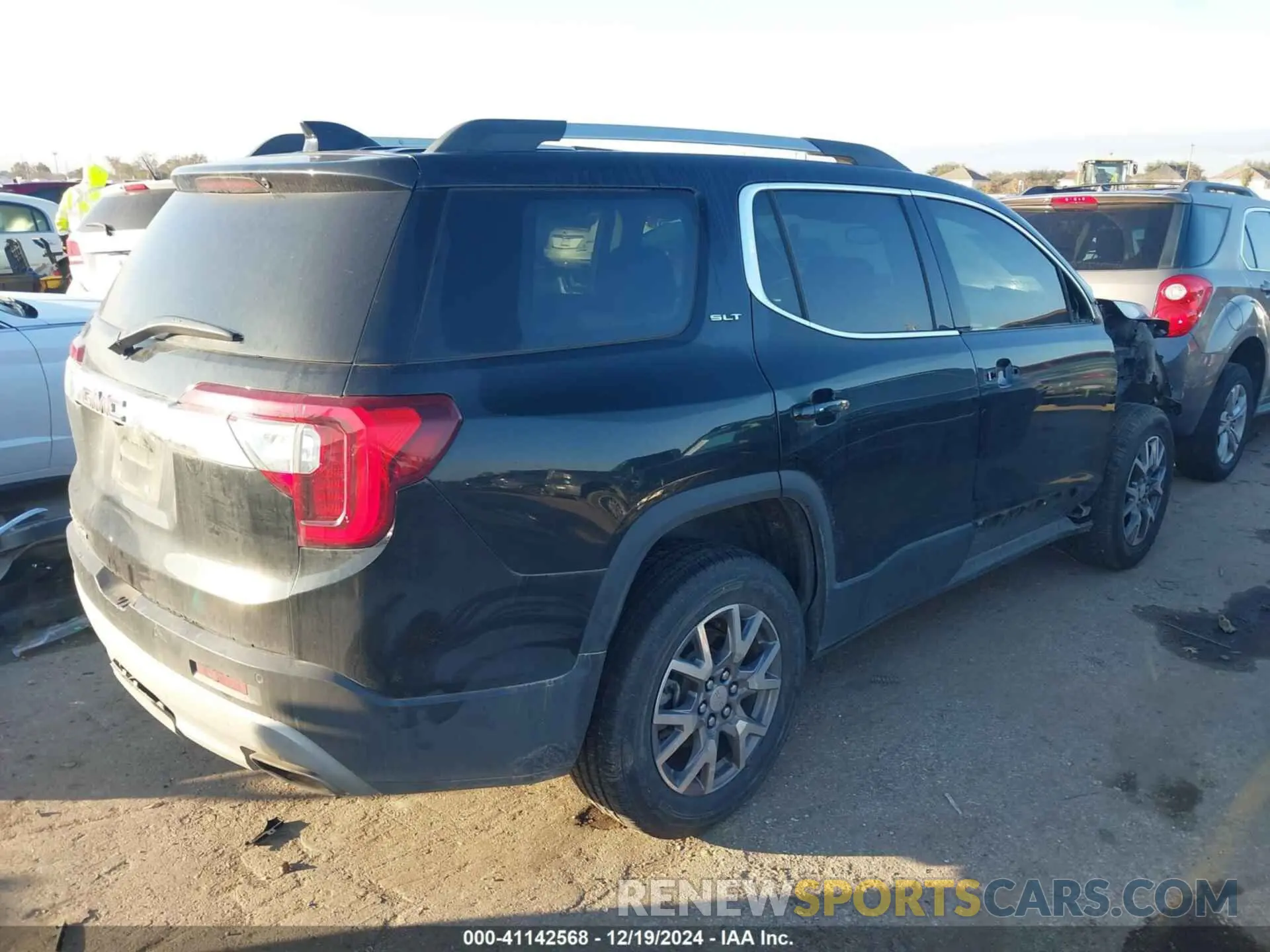 4 Photograph of a damaged car 1GKKNML40LZ202065 GMC ACADIA 2020