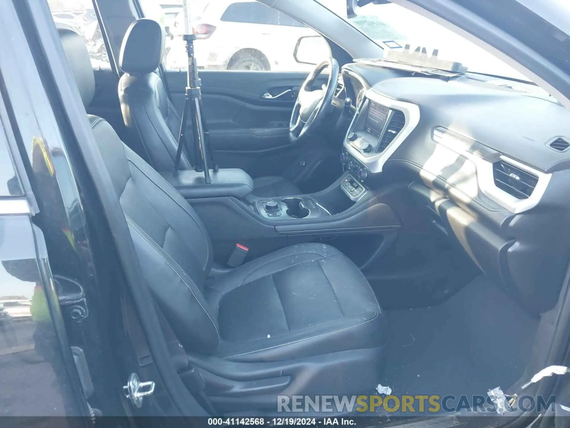 5 Photograph of a damaged car 1GKKNML40LZ202065 GMC ACADIA 2020