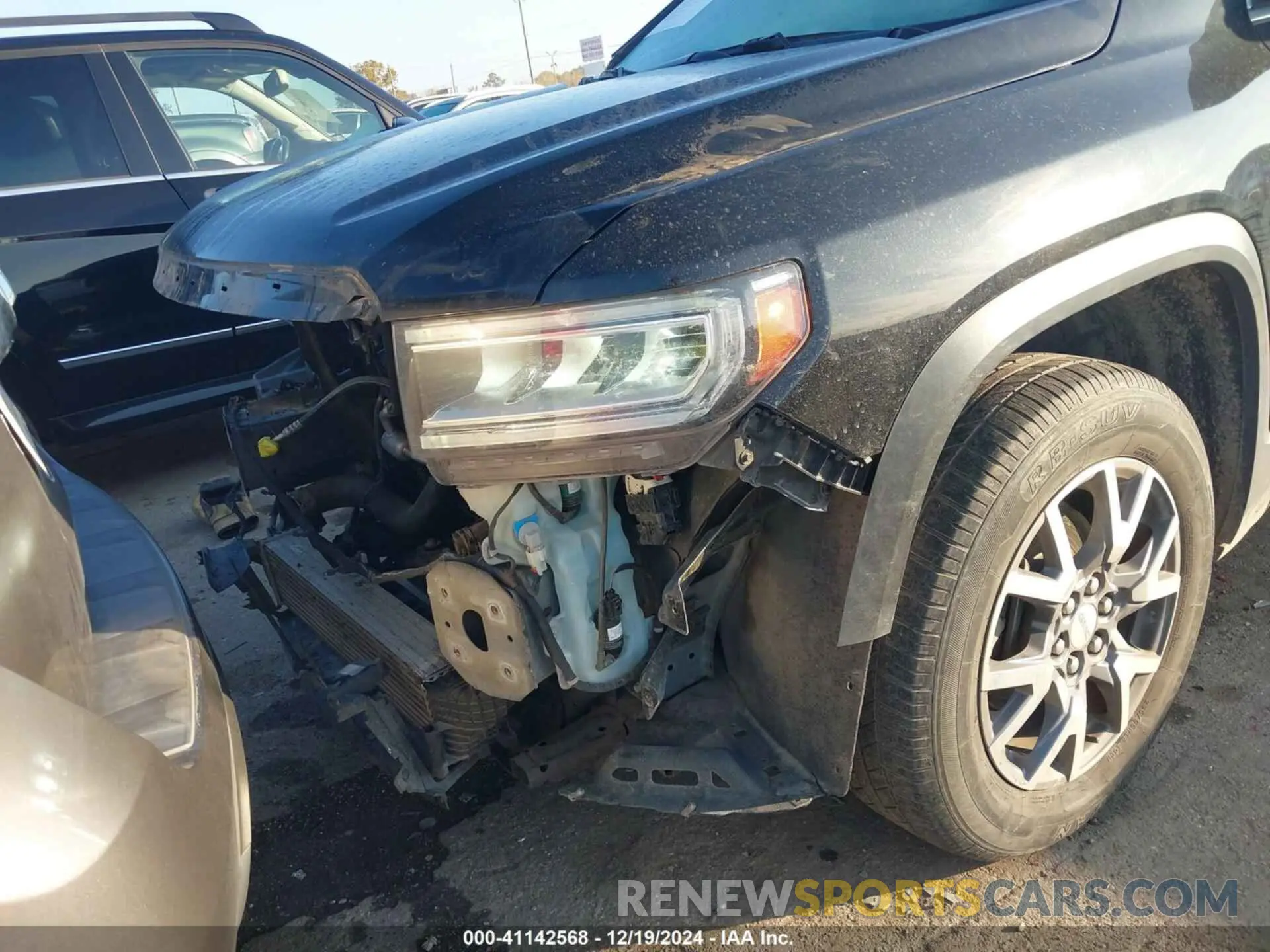 6 Photograph of a damaged car 1GKKNML40LZ202065 GMC ACADIA 2020
