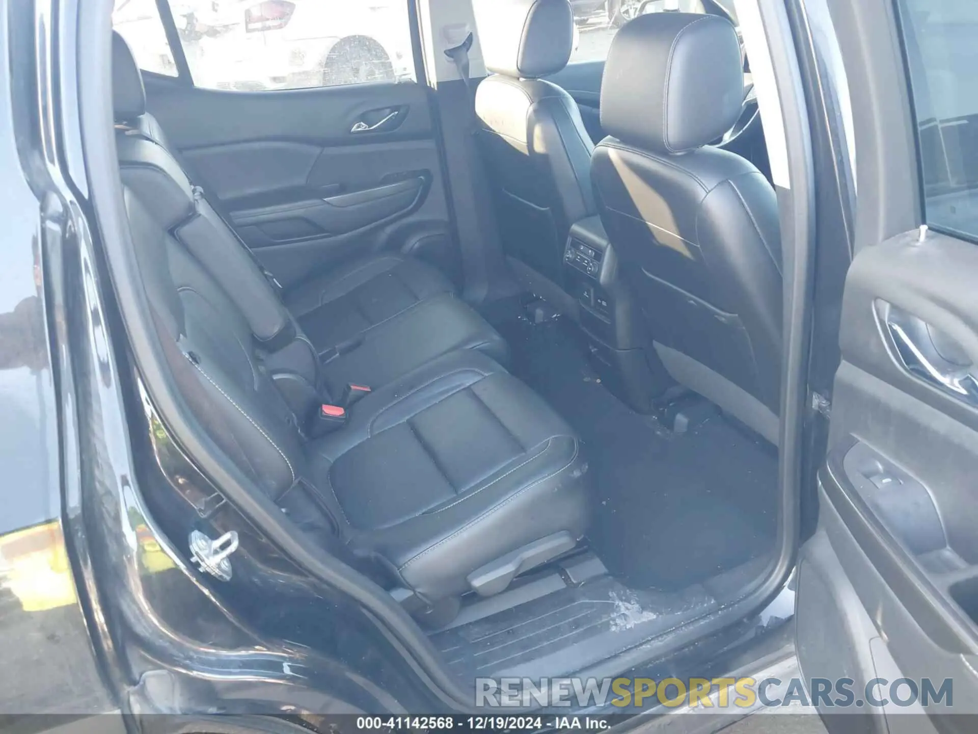 8 Photograph of a damaged car 1GKKNML40LZ202065 GMC ACADIA 2020