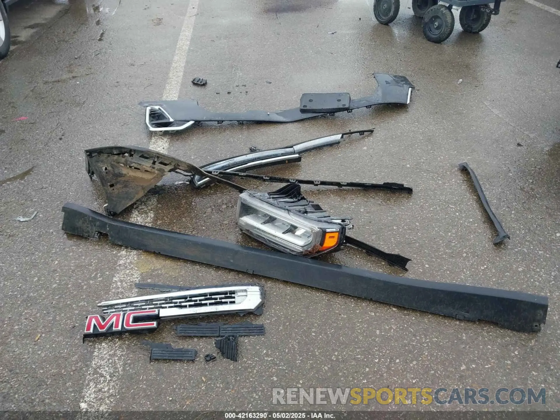 12 Photograph of a damaged car 1GKKNMLS2LZ136651 GMC ACADIA 2020