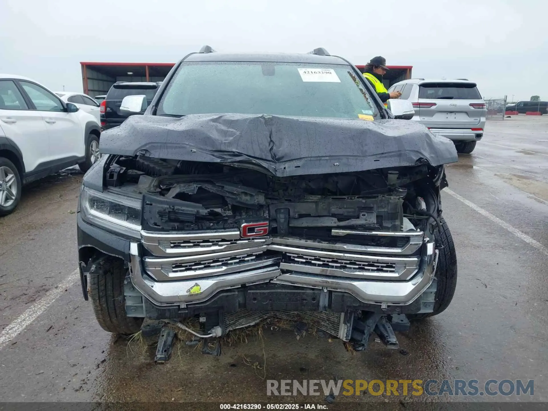 13 Photograph of a damaged car 1GKKNMLS2LZ136651 GMC ACADIA 2020