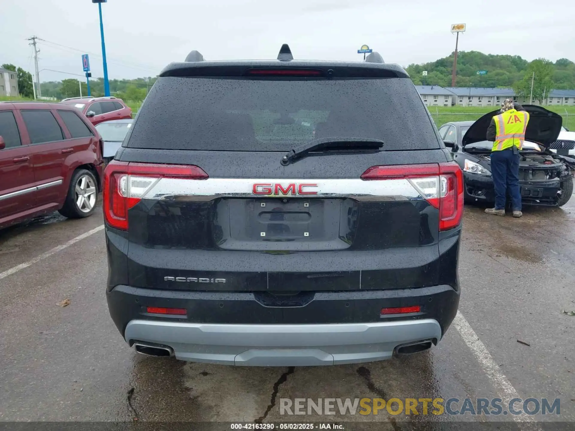17 Photograph of a damaged car 1GKKNMLS2LZ136651 GMC ACADIA 2020