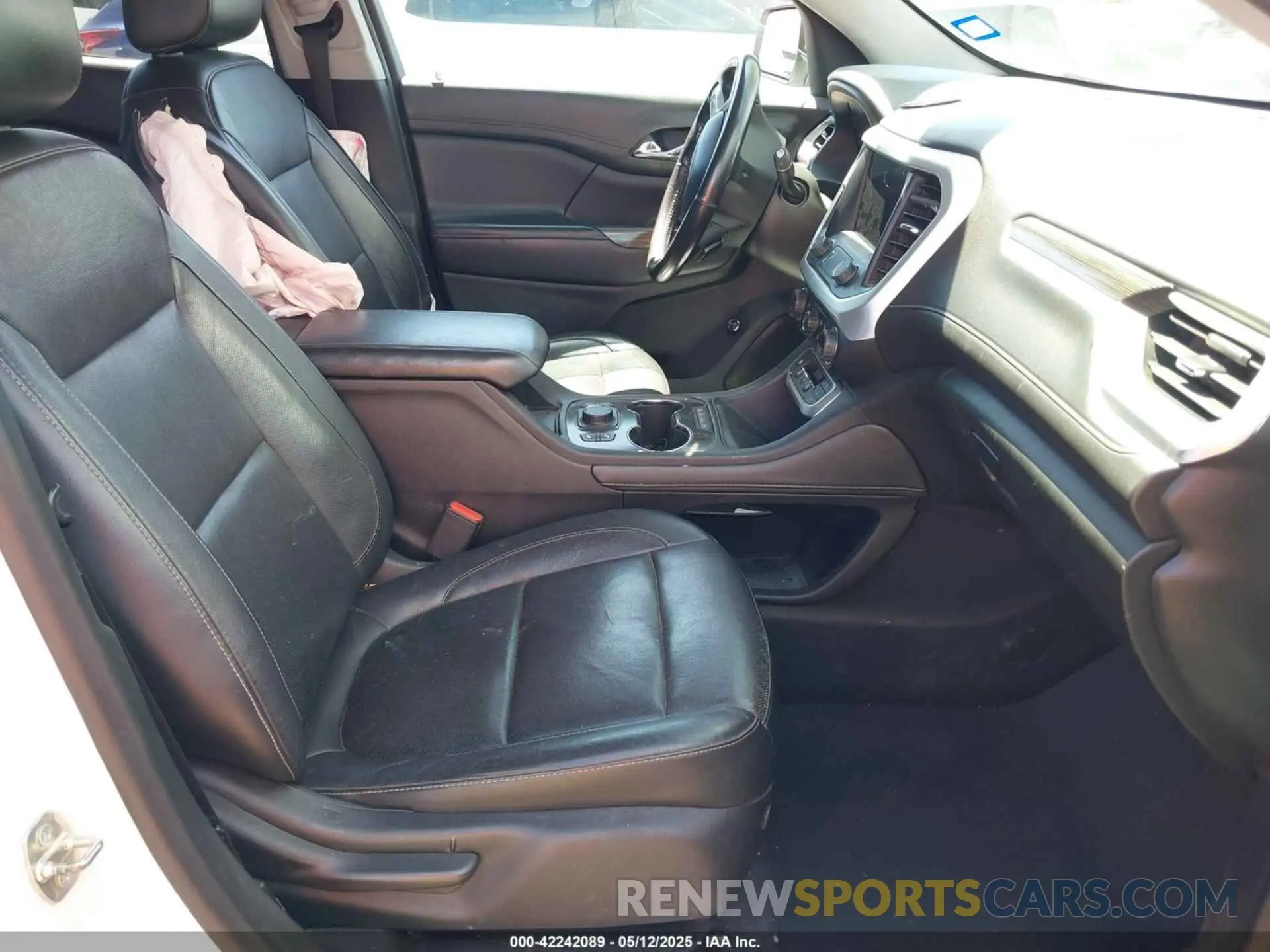 5 Photograph of a damaged car 1GKKNMLS9LZ130829 GMC ACADIA 2020