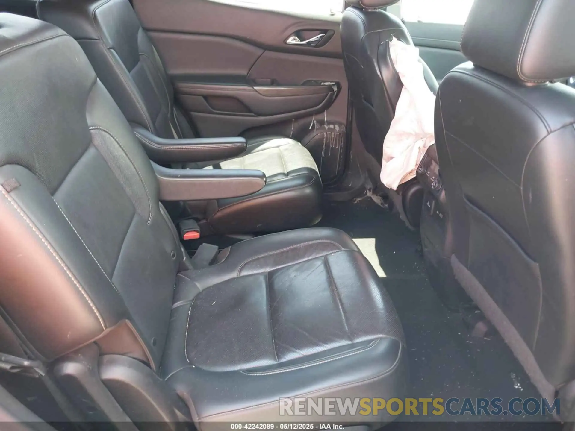8 Photograph of a damaged car 1GKKNMLS9LZ130829 GMC ACADIA 2020
