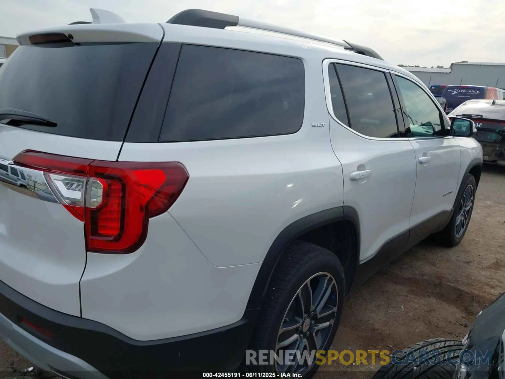 14 Photograph of a damaged car 1GKKNMLSXLZ119466 GMC ACADIA 2020