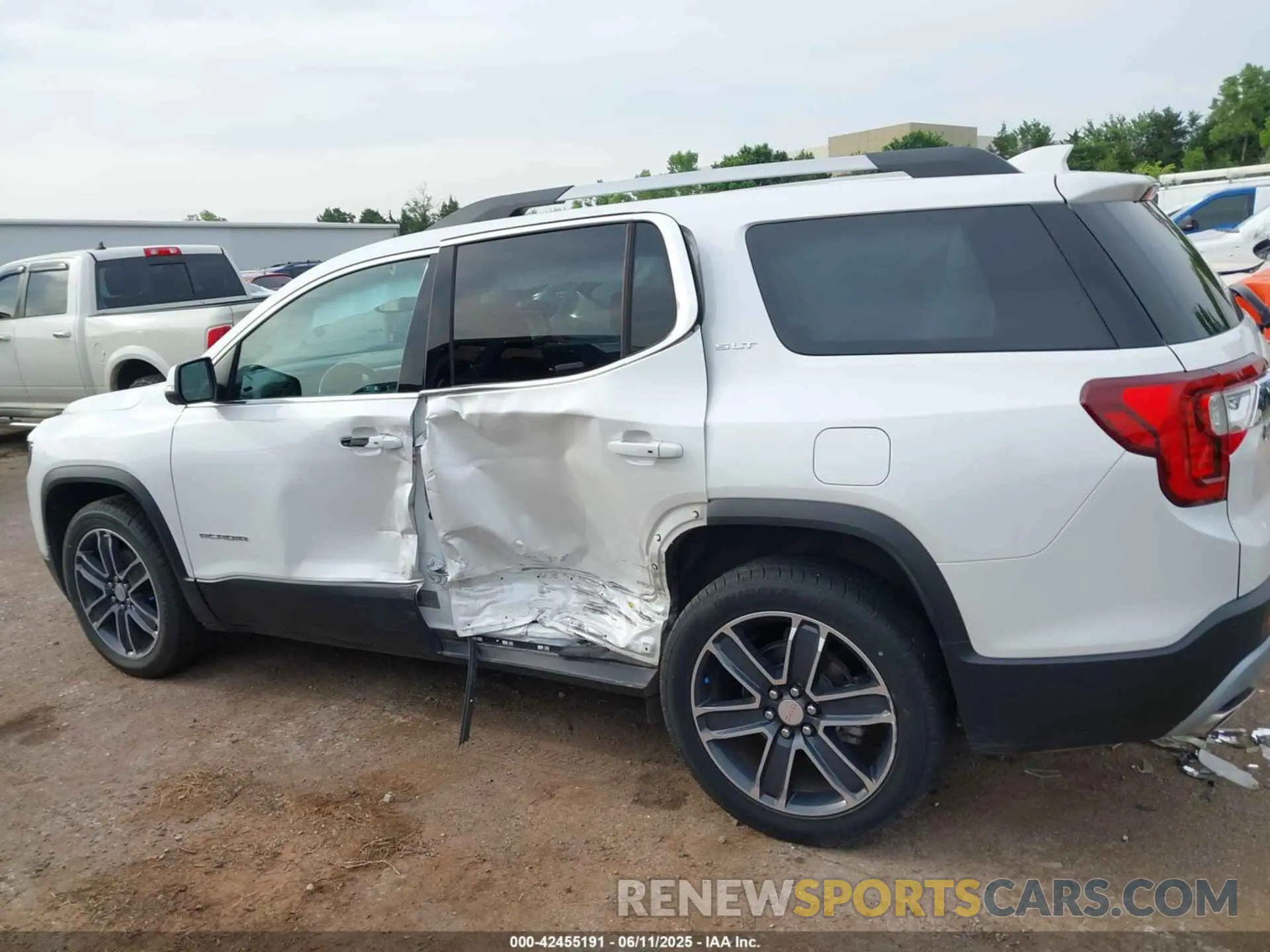 15 Photograph of a damaged car 1GKKNMLSXLZ119466 GMC ACADIA 2020