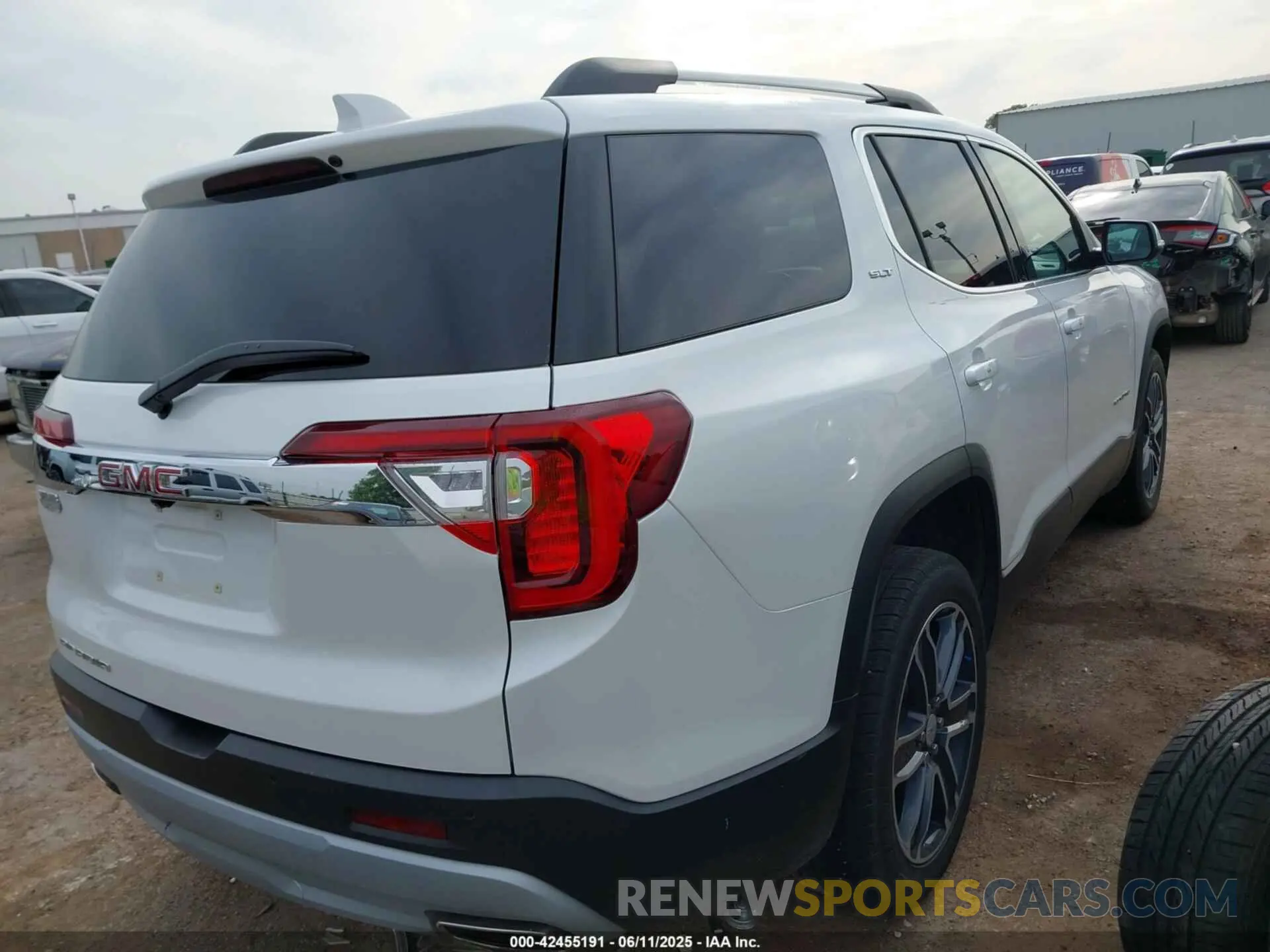 4 Photograph of a damaged car 1GKKNMLSXLZ119466 GMC ACADIA 2020