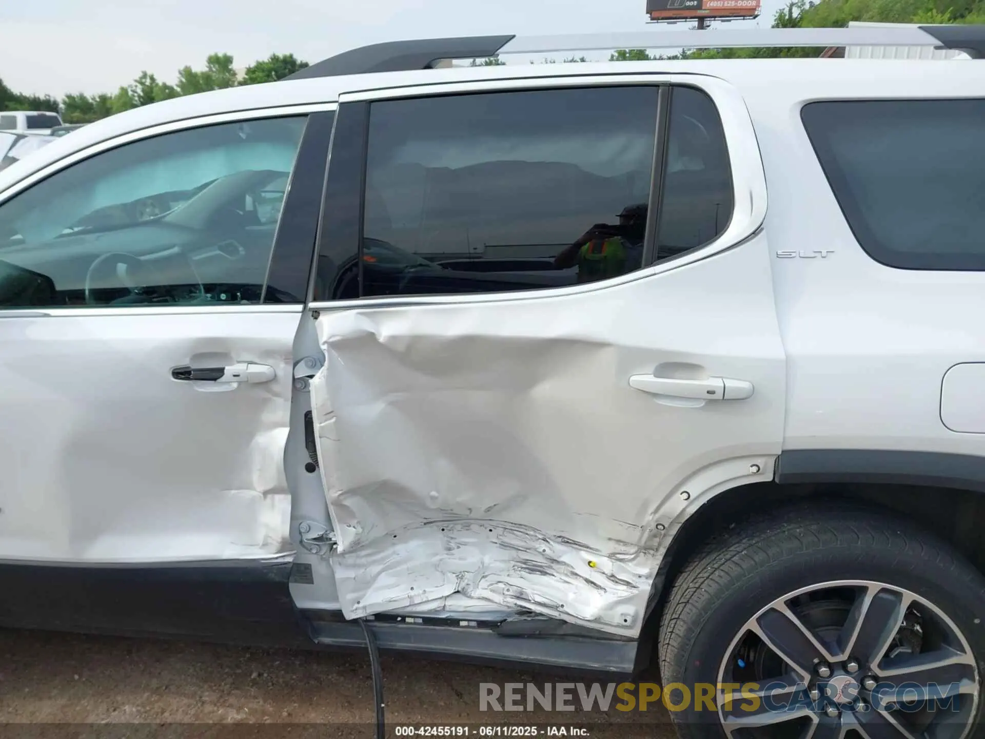 6 Photograph of a damaged car 1GKKNMLSXLZ119466 GMC ACADIA 2020