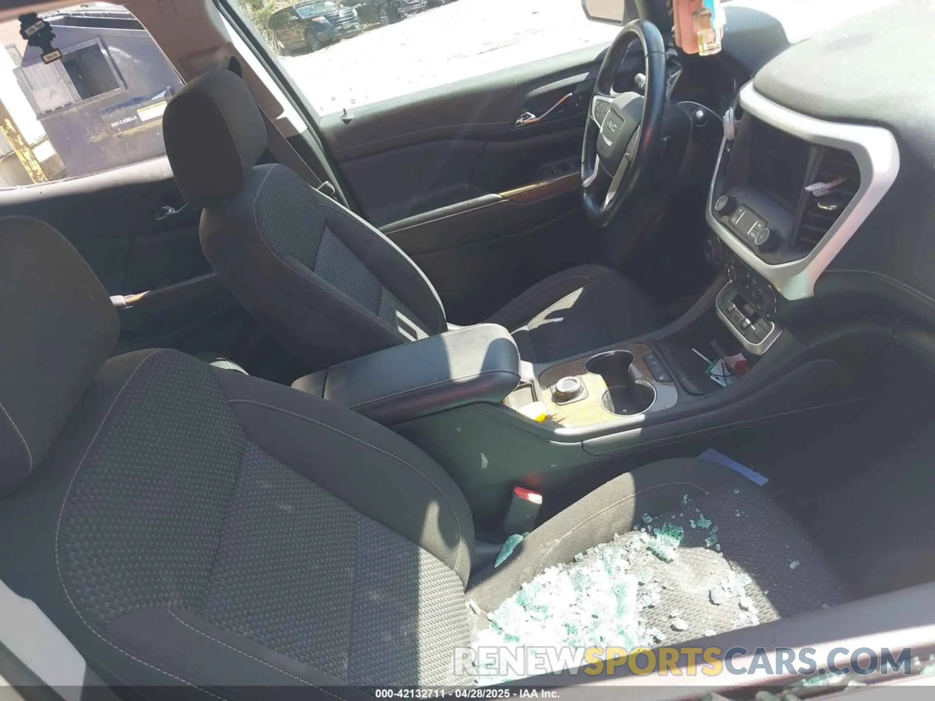 5 Photograph of a damaged car 1GKKNRLS4LZ171981 GMC ACADIA 2020