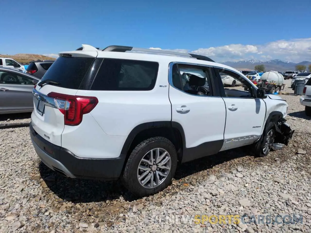 3 Photograph of a damaged car 1GKKNUL41LZ196423 GMC ACADIA 2020