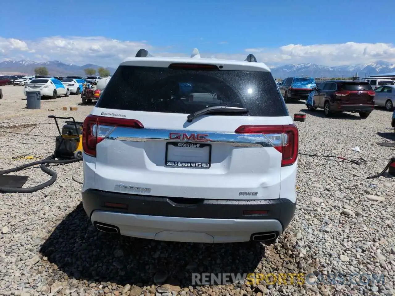 6 Photograph of a damaged car 1GKKNUL41LZ196423 GMC ACADIA 2020