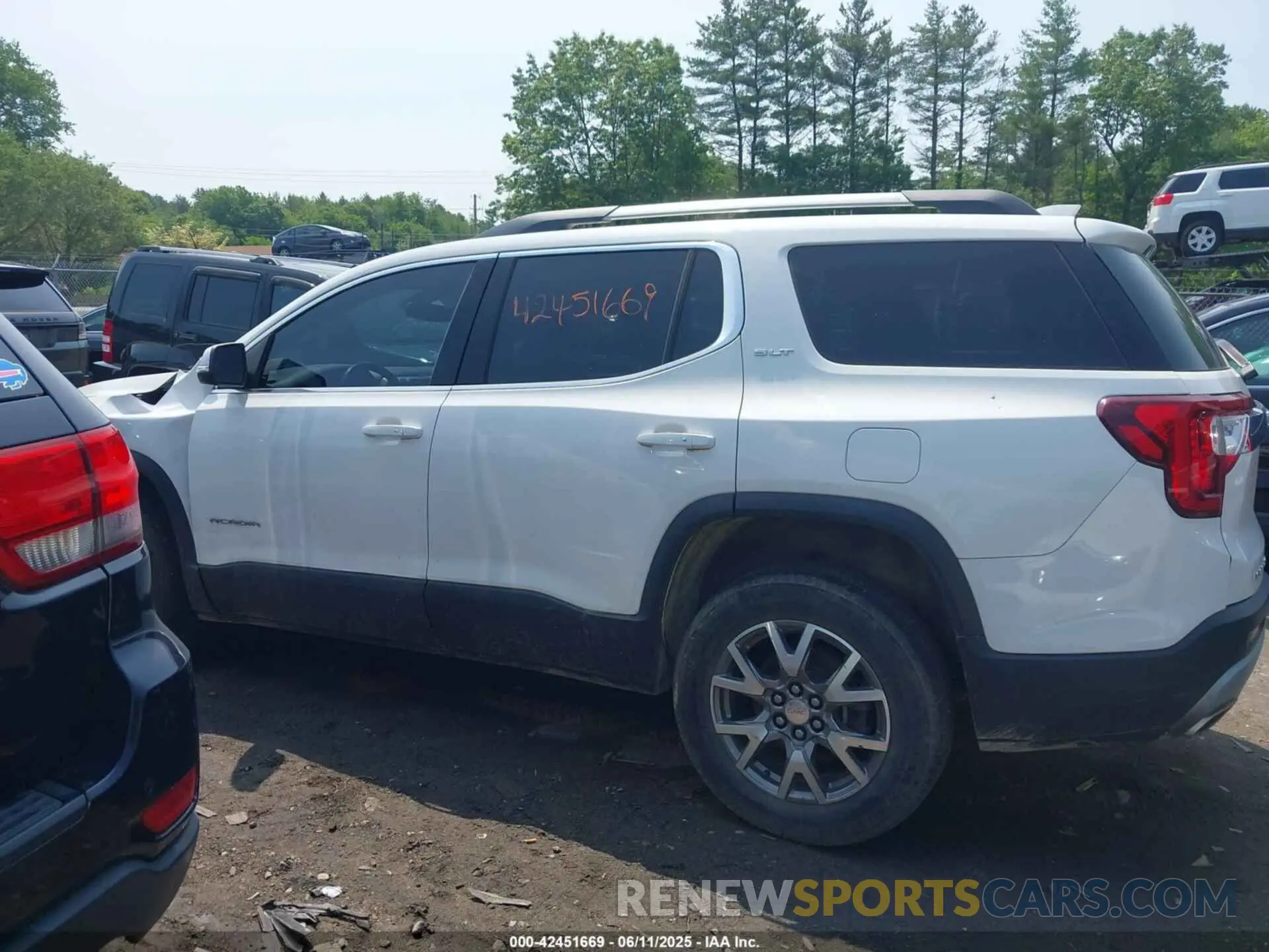 14 Photograph of a damaged car 1GKKNUL43LZ196228 GMC ACADIA 2020