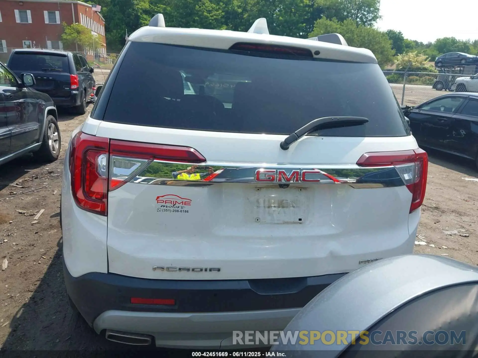 16 Photograph of a damaged car 1GKKNUL43LZ196228 GMC ACADIA 2020