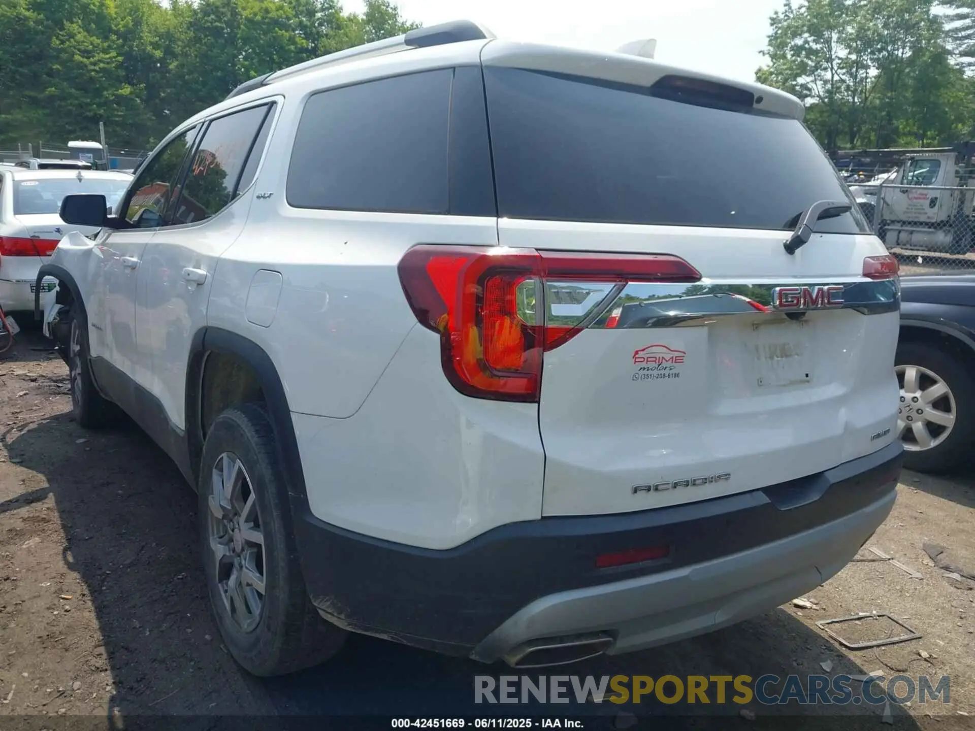 3 Photograph of a damaged car 1GKKNUL43LZ196228 GMC ACADIA 2020