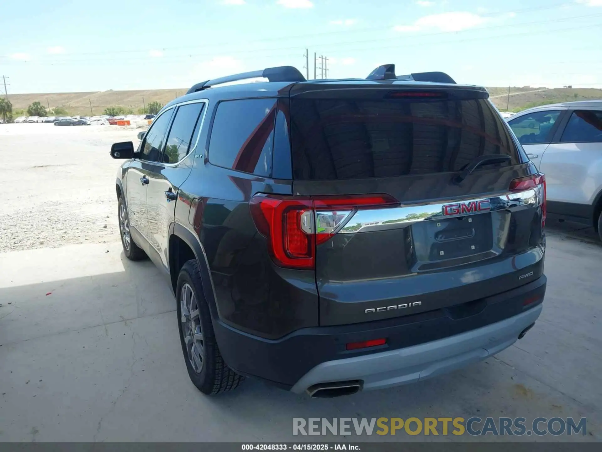 3 Photograph of a damaged car 1GKKNULS1LZ106637 GMC ACADIA 2020