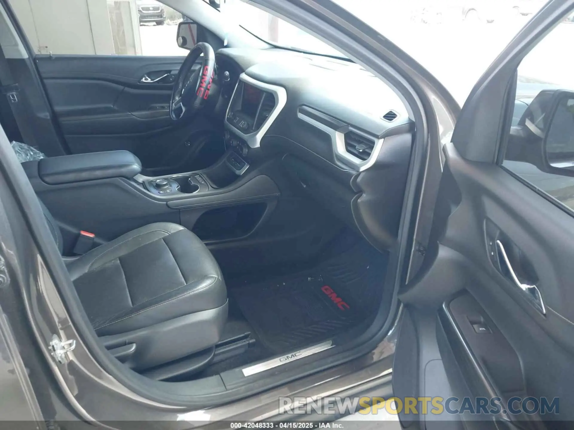 5 Photograph of a damaged car 1GKKNULS1LZ106637 GMC ACADIA 2020