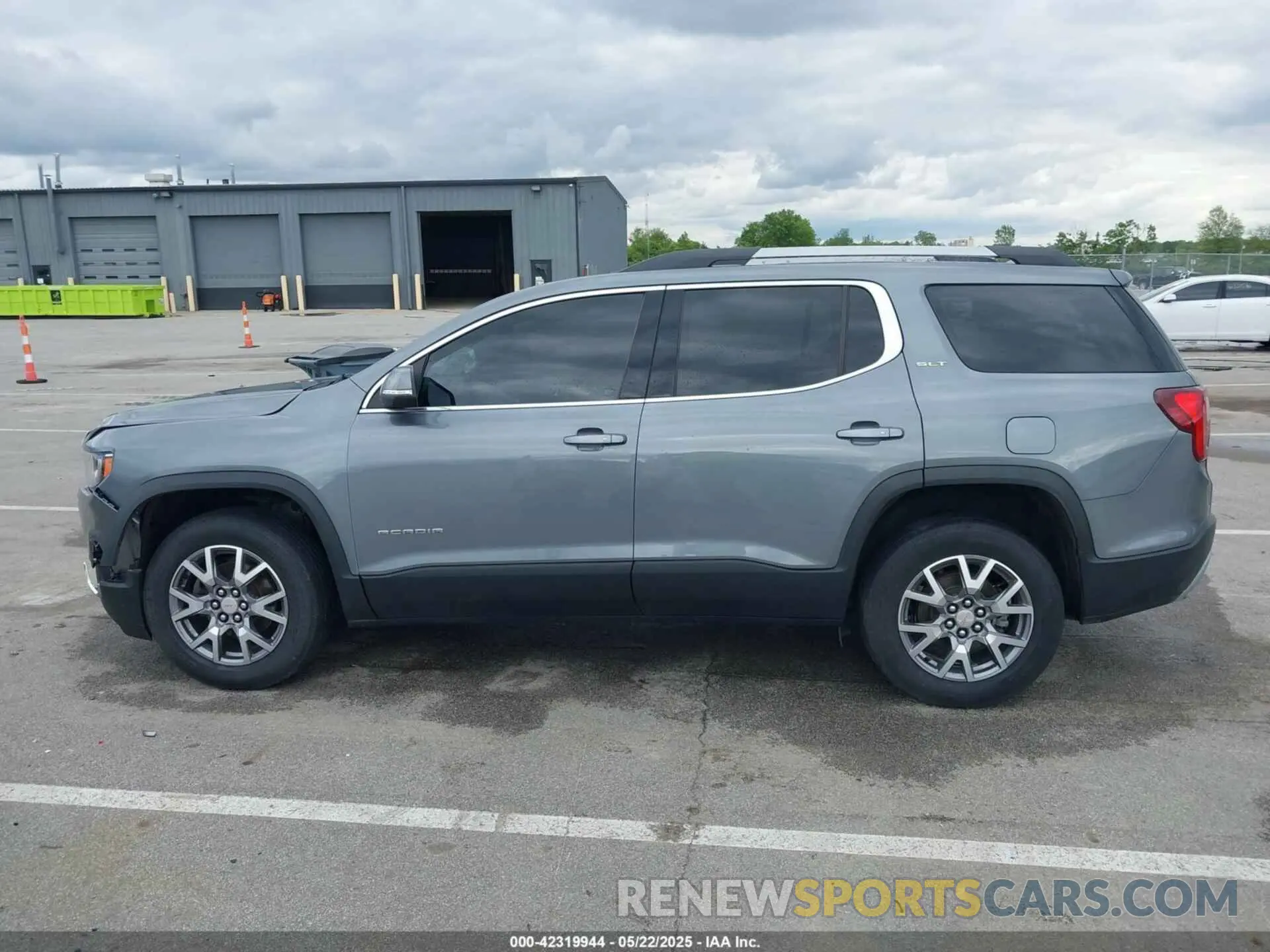 14 Photograph of a damaged car 1GKKNULS3LZ140210 GMC ACADIA 2020