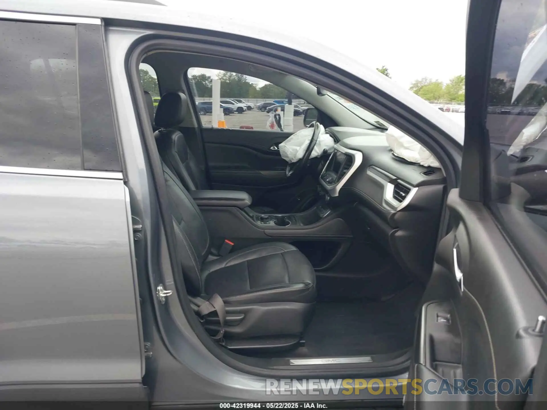 5 Photograph of a damaged car 1GKKNULS3LZ140210 GMC ACADIA 2020