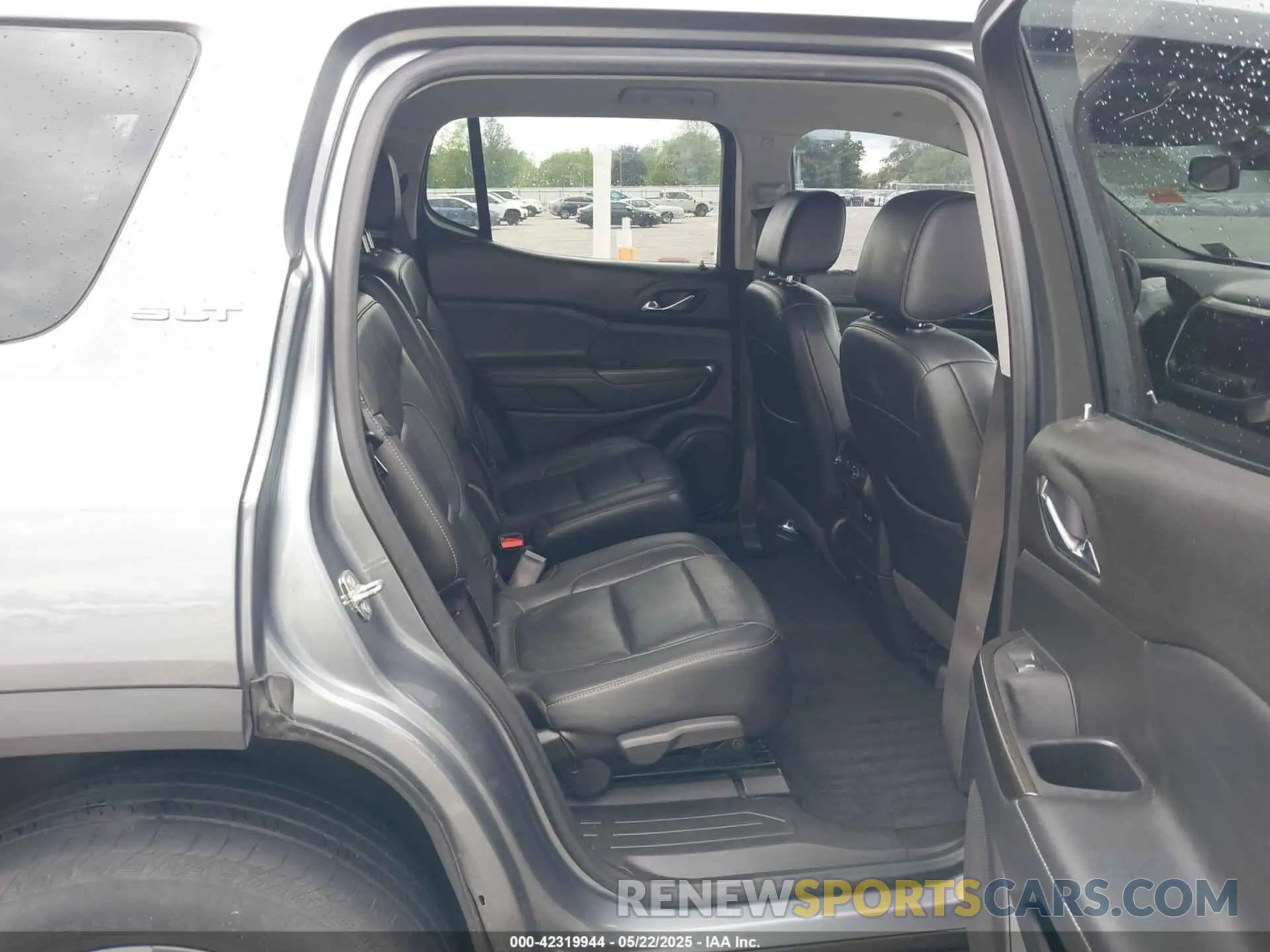 8 Photograph of a damaged car 1GKKNULS3LZ140210 GMC ACADIA 2020