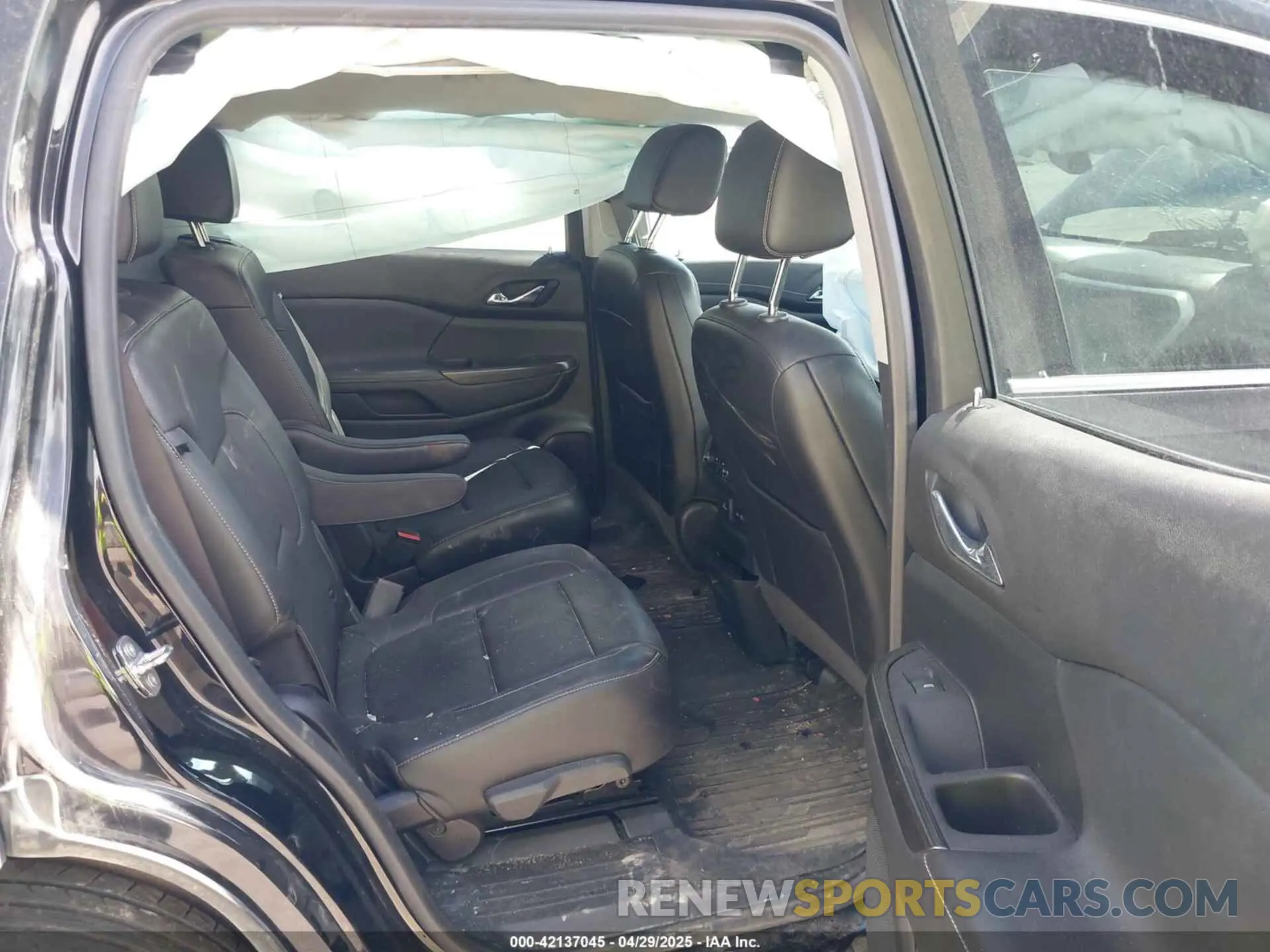 8 Photograph of a damaged car 1GKKNULS4LZ228764 GMC ACADIA 2020