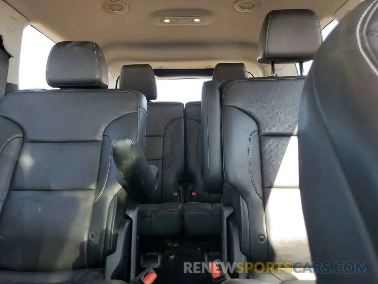 10 Photograph of a damaged car 1GKKNULS7LZ145667 GMC ACADIA 2020