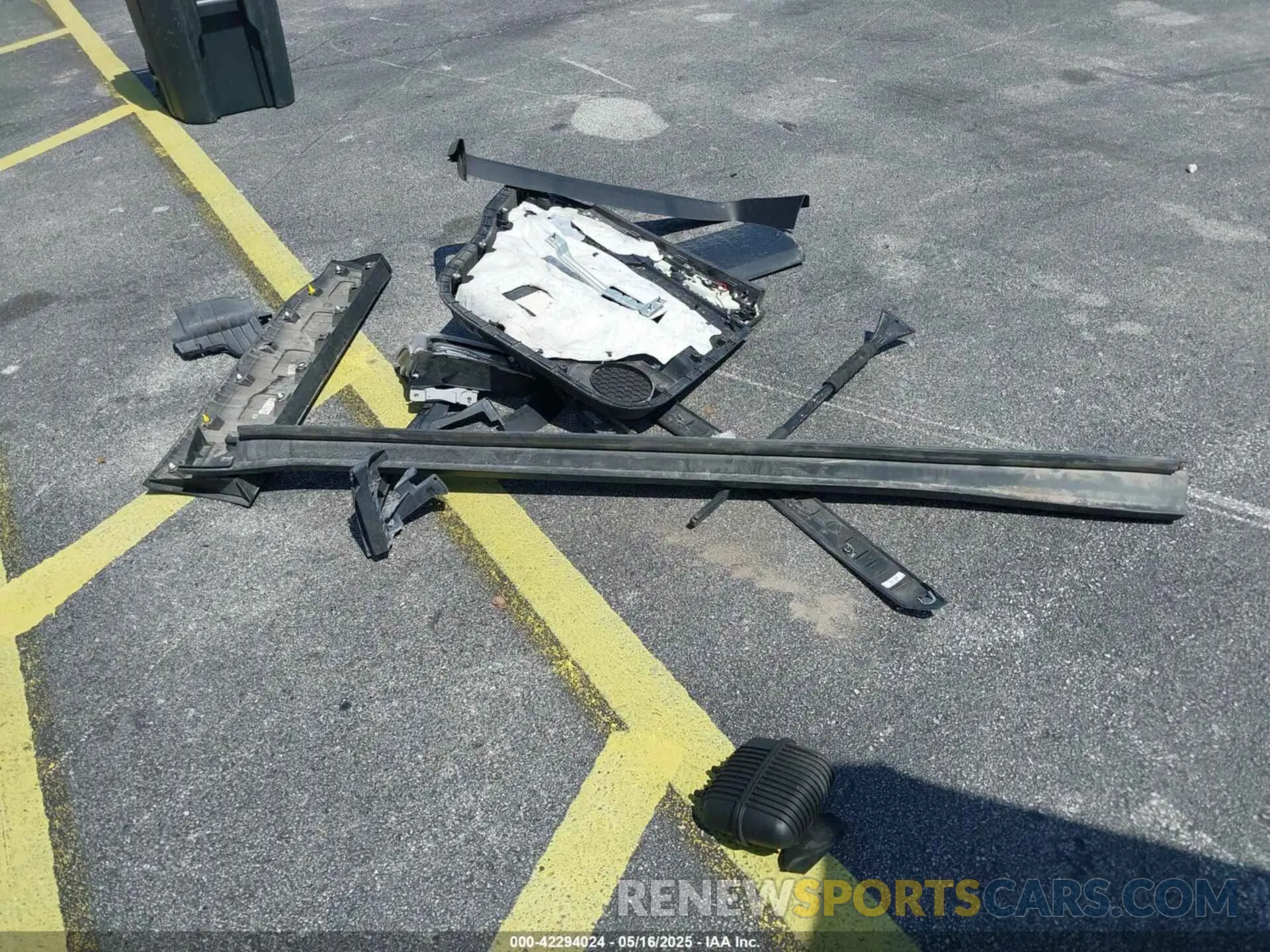 12 Photograph of a damaged car 1GKKNULS8LZ124343 GMC ACADIA 2020
