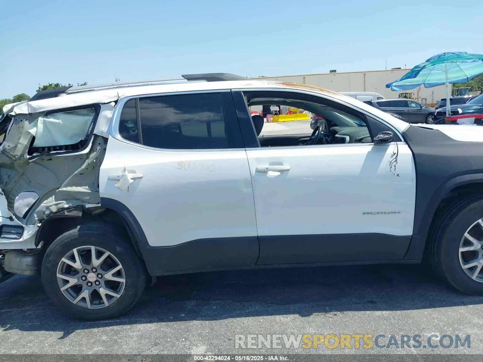 14 Photograph of a damaged car 1GKKNULS8LZ124343 GMC ACADIA 2020