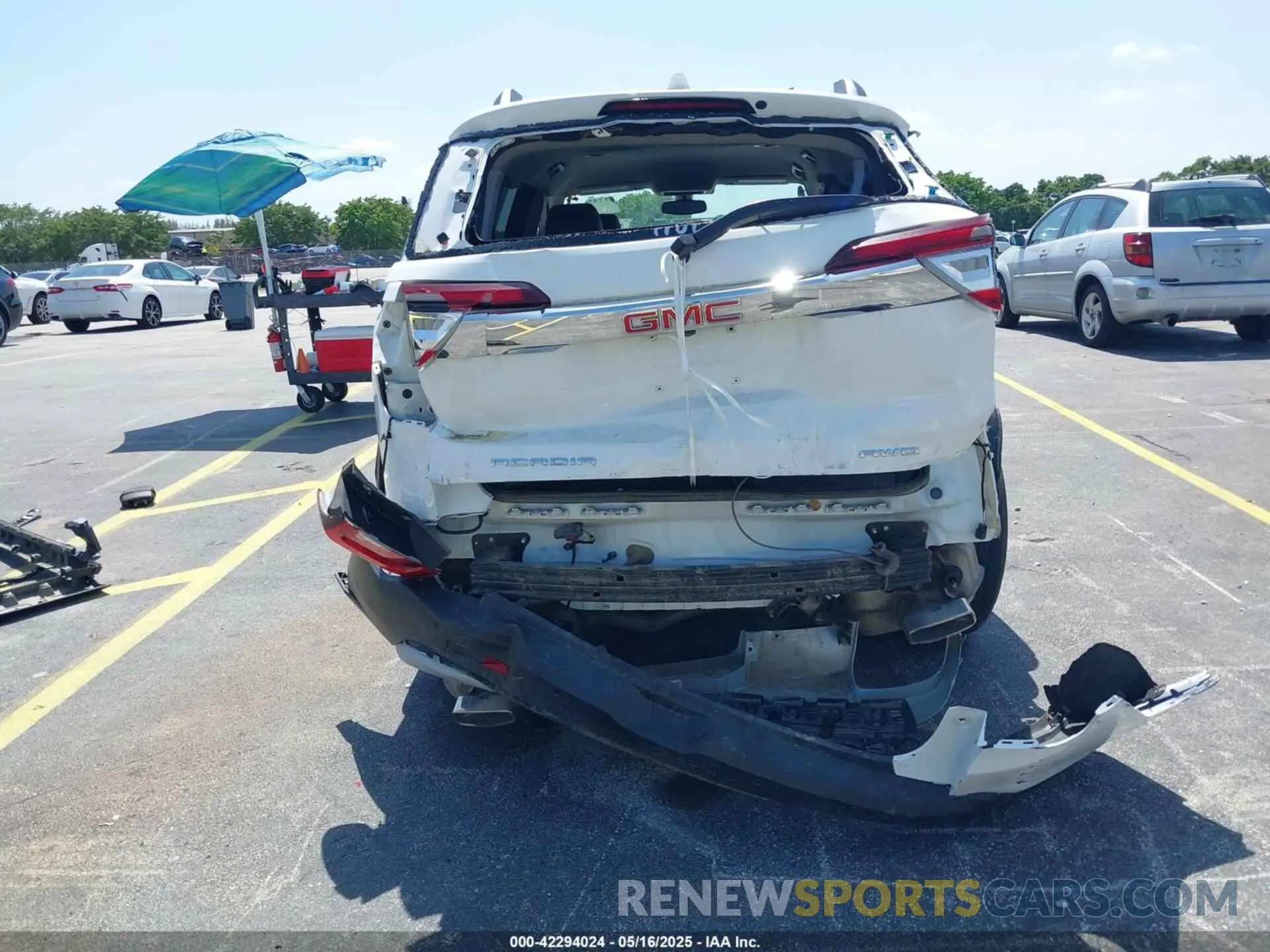 17 Photograph of a damaged car 1GKKNULS8LZ124343 GMC ACADIA 2020