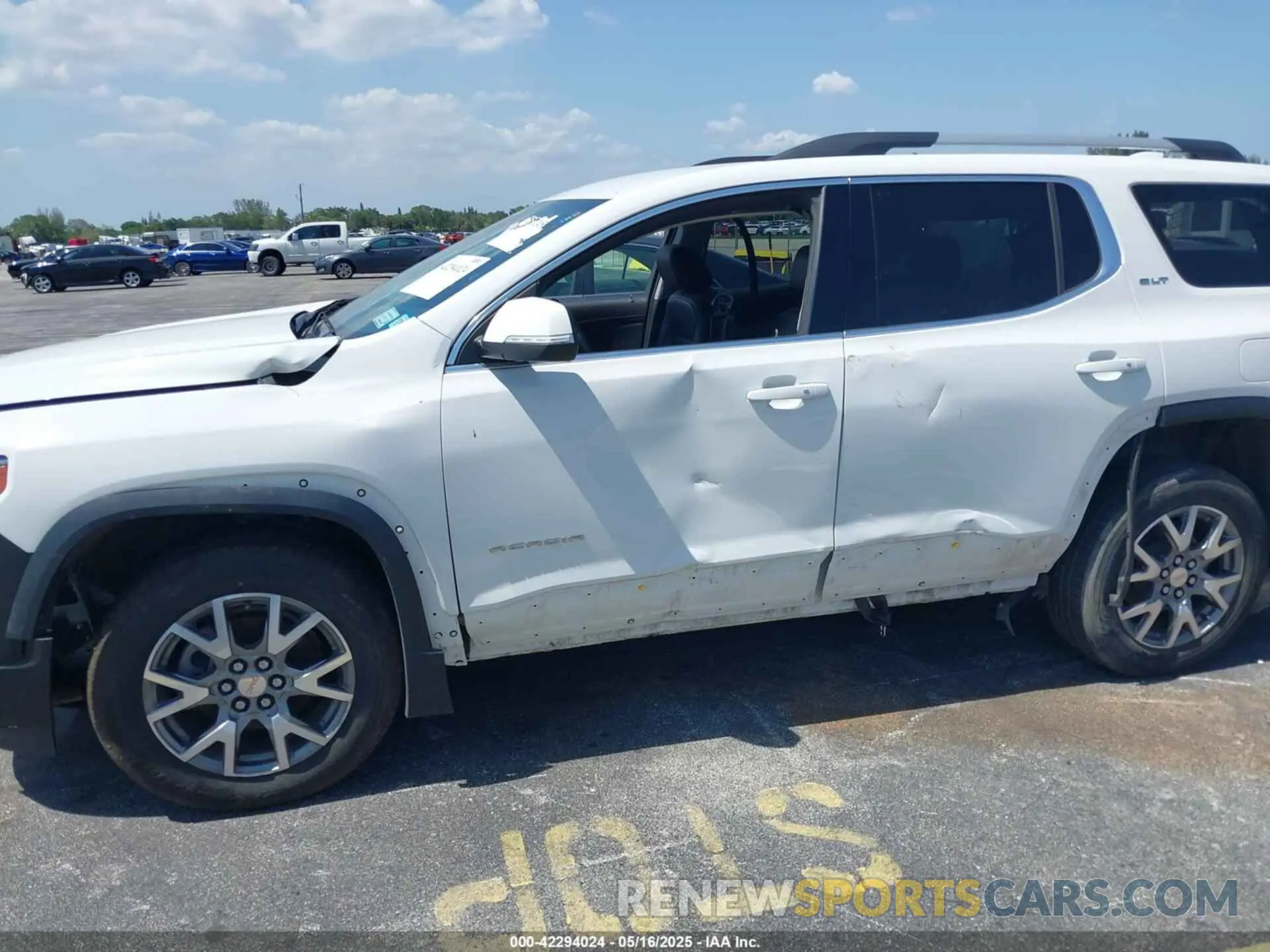 18 Photograph of a damaged car 1GKKNULS8LZ124343 GMC ACADIA 2020