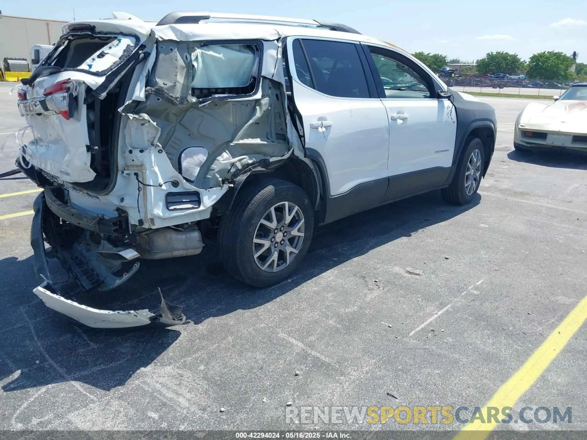 4 Photograph of a damaged car 1GKKNULS8LZ124343 GMC ACADIA 2020
