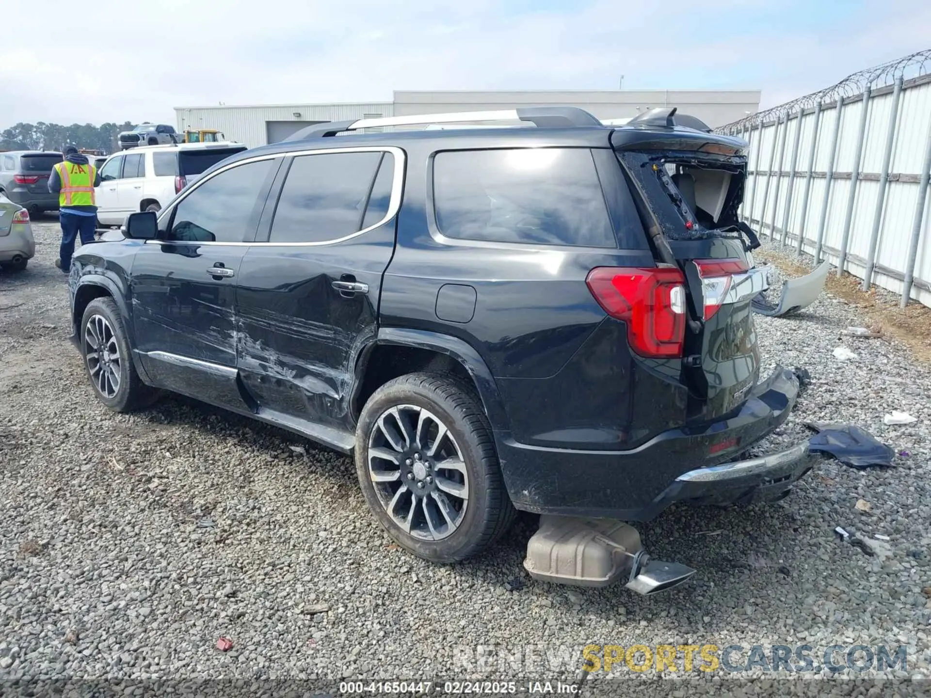 3 Photograph of a damaged car 1GKKNXLS0LZ114519 GMC ACADIA 2020