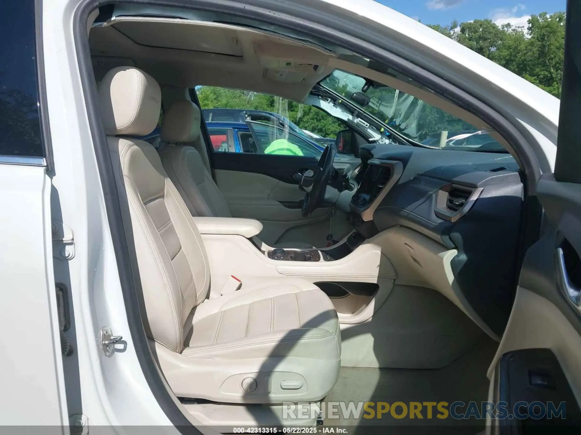 5 Photograph of a damaged car 1GKKNXLSXLZ127603 GMC ACADIA 2020