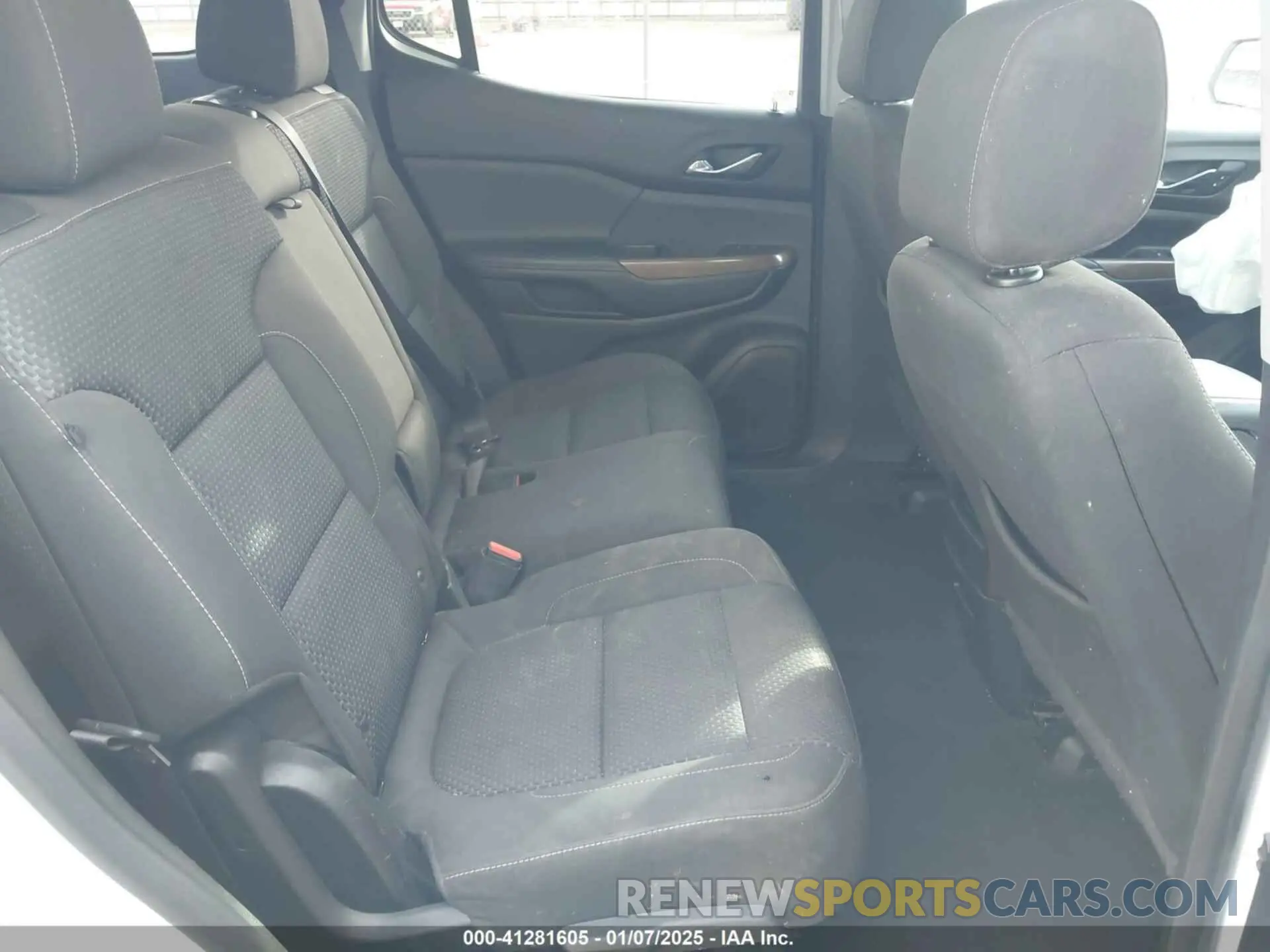 8 Photograph of a damaged car 1GKKNKLA5MZ194931 GMC ACADIA 2021