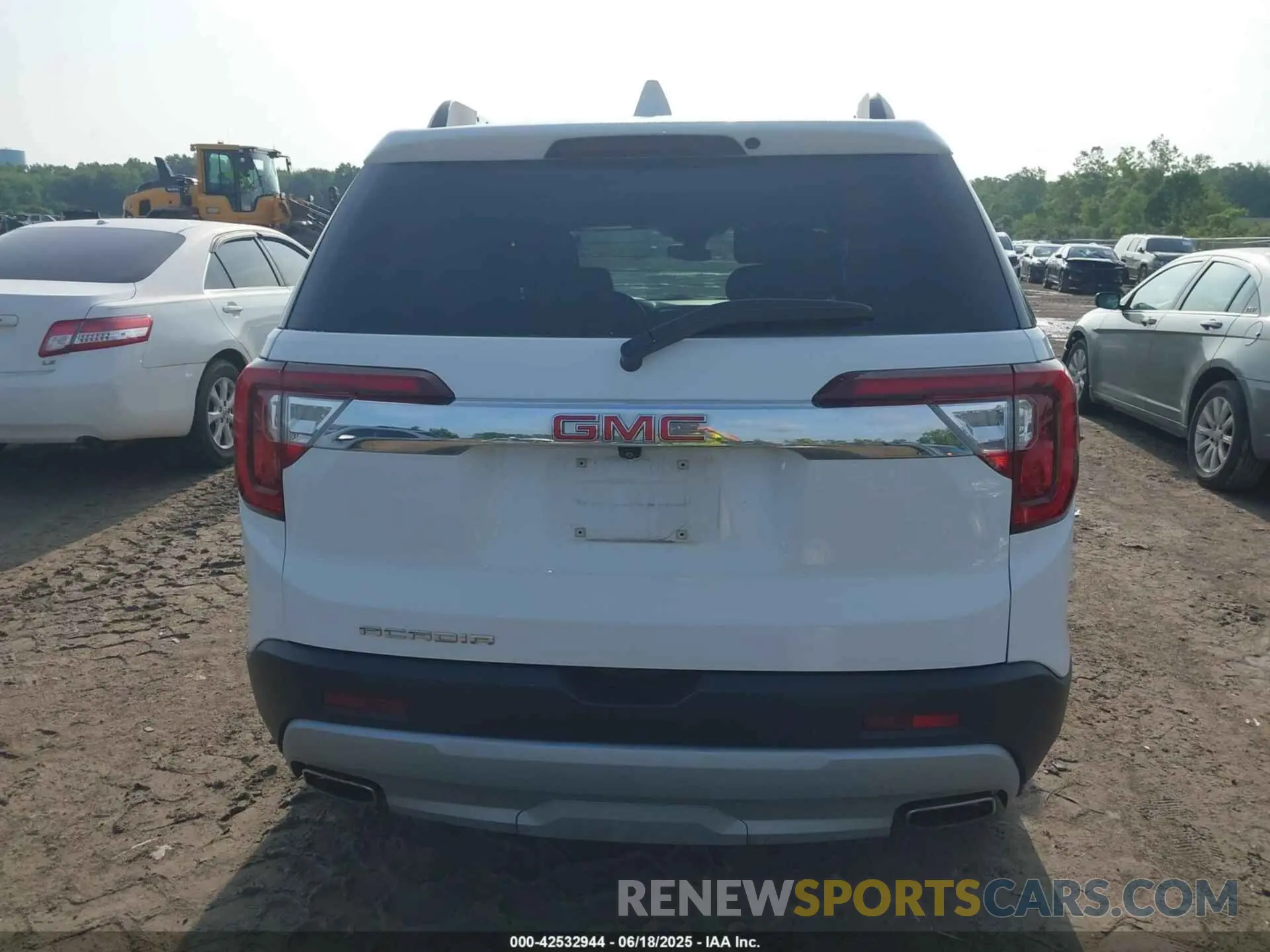 17 Photograph of a damaged car 1GKKNKLS1MZ157352 GMC ACADIA 2021