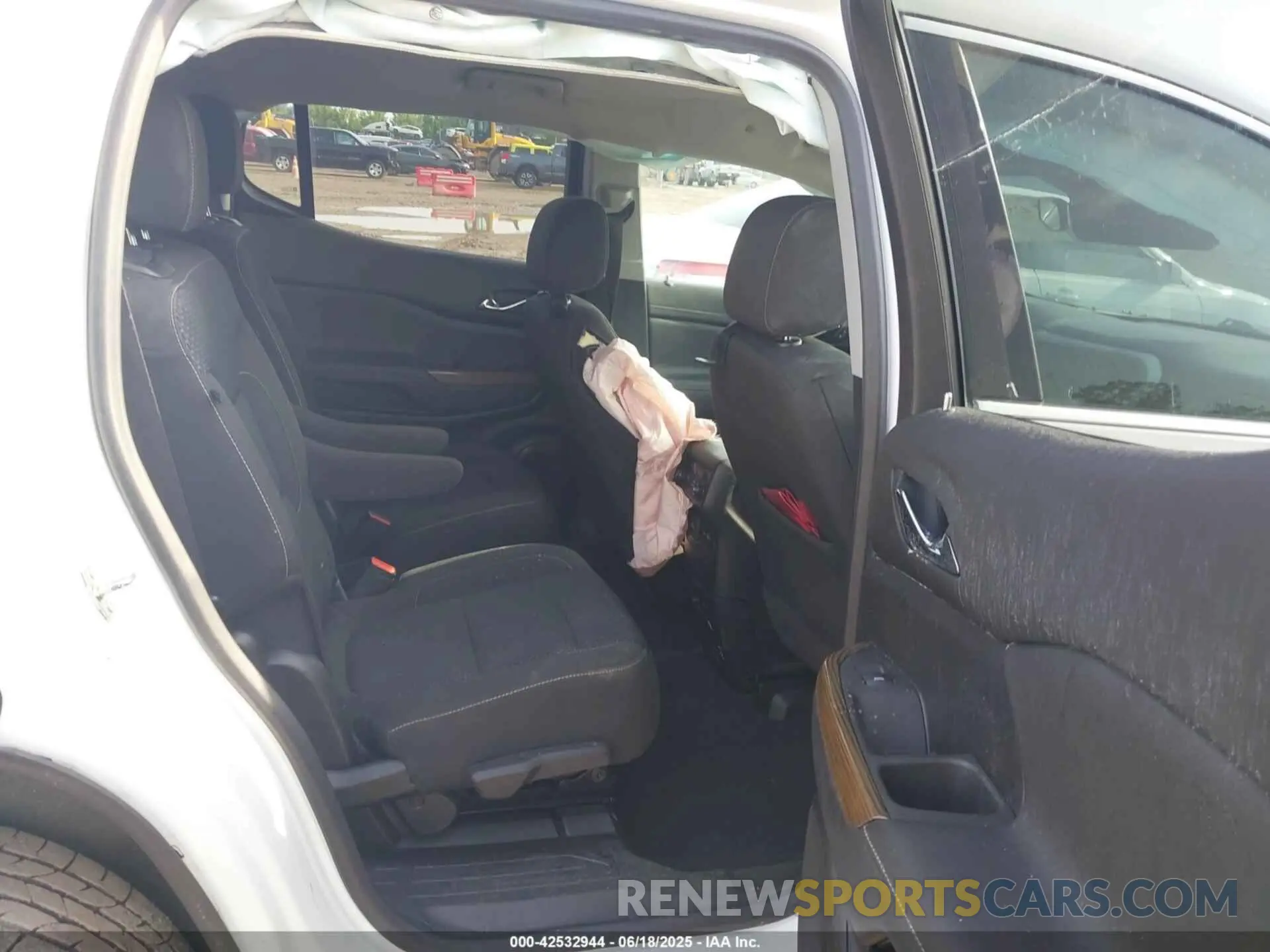 8 Photograph of a damaged car 1GKKNKLS1MZ157352 GMC ACADIA 2021