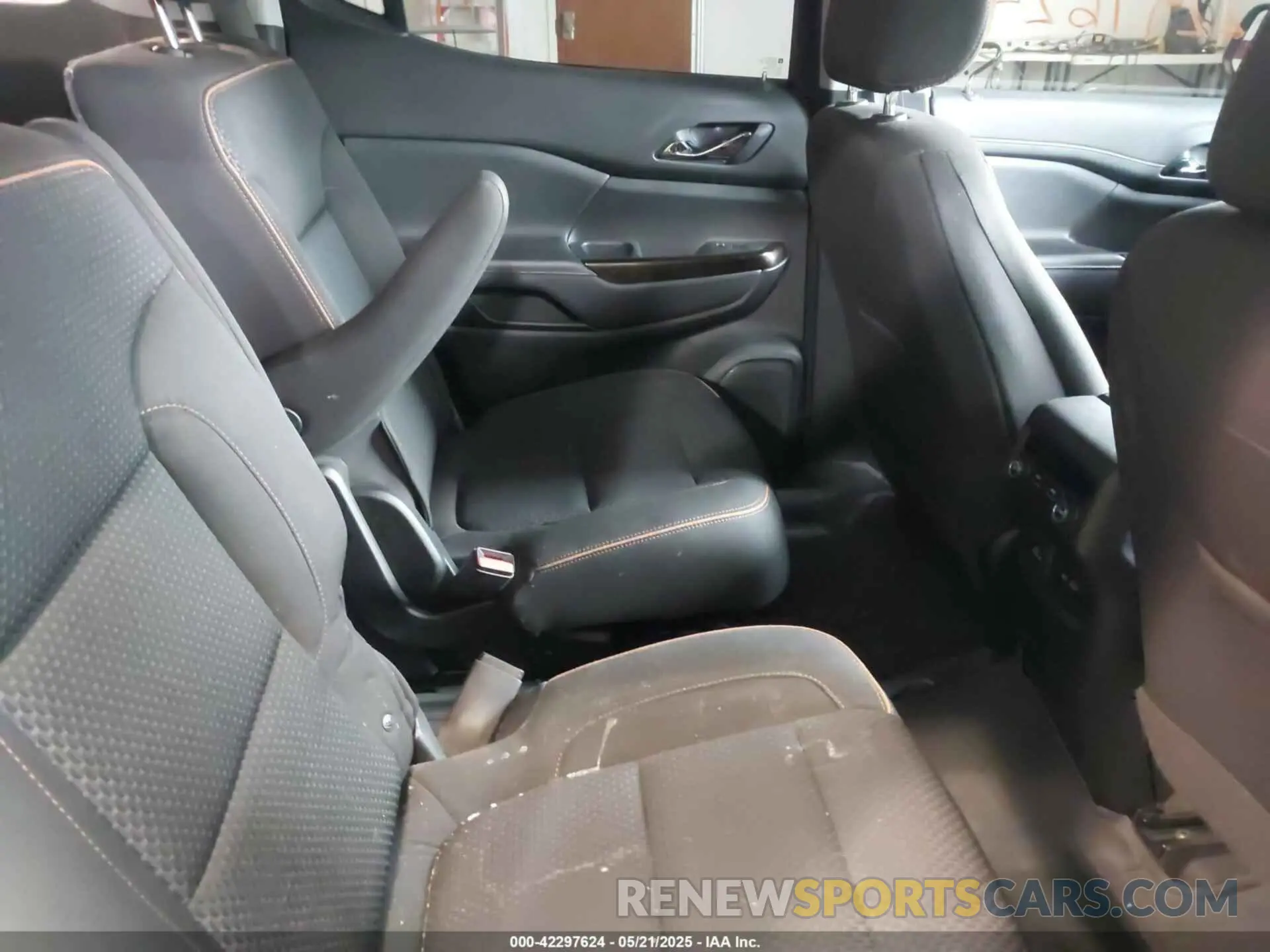 8 Photograph of a damaged car 1GKKNLLS0MZ183835 GMC ACADIA 2021