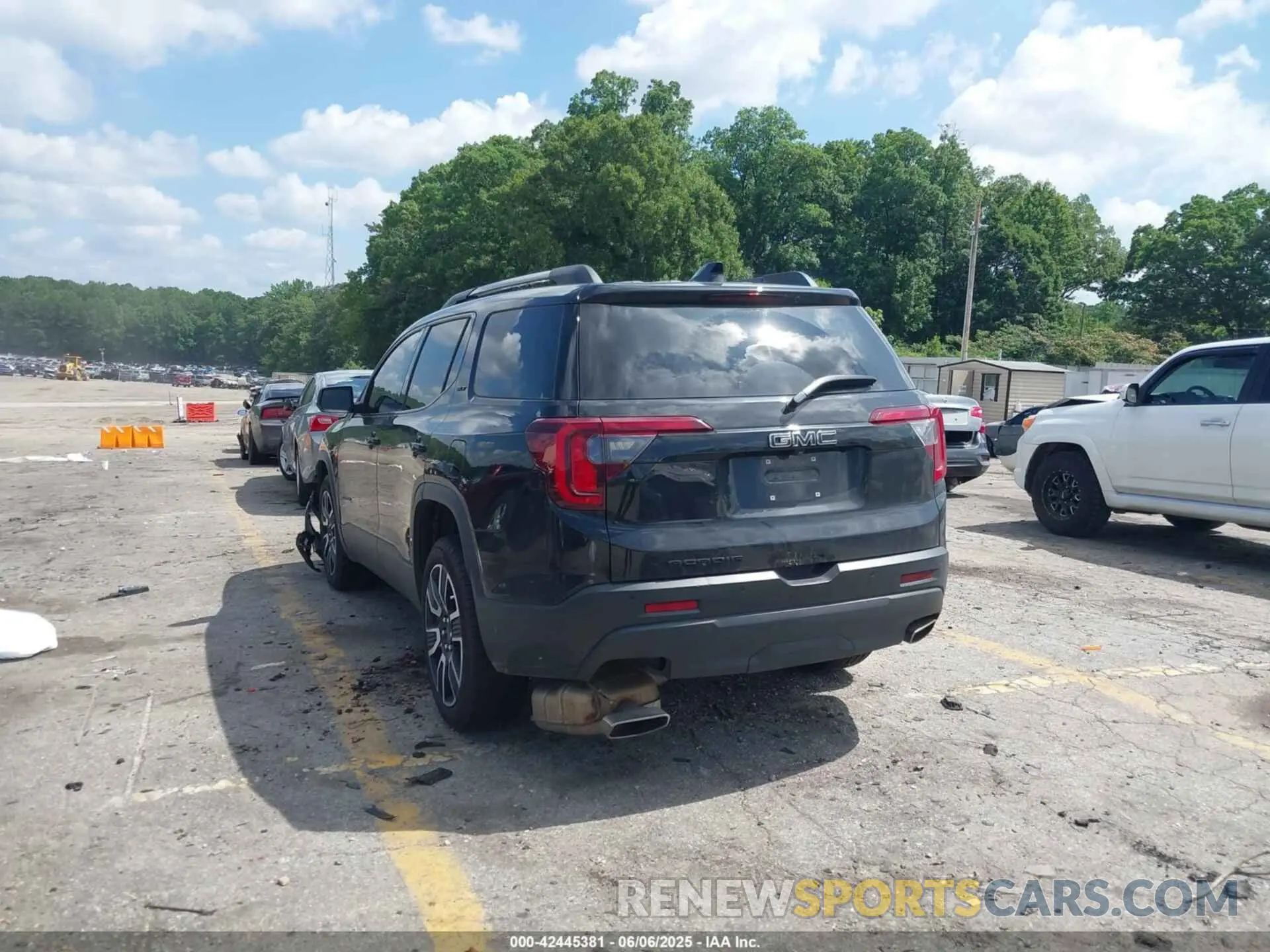 3 Photograph of a damaged car 1GKKNMLS0MZ136228 GMC ACADIA 2021